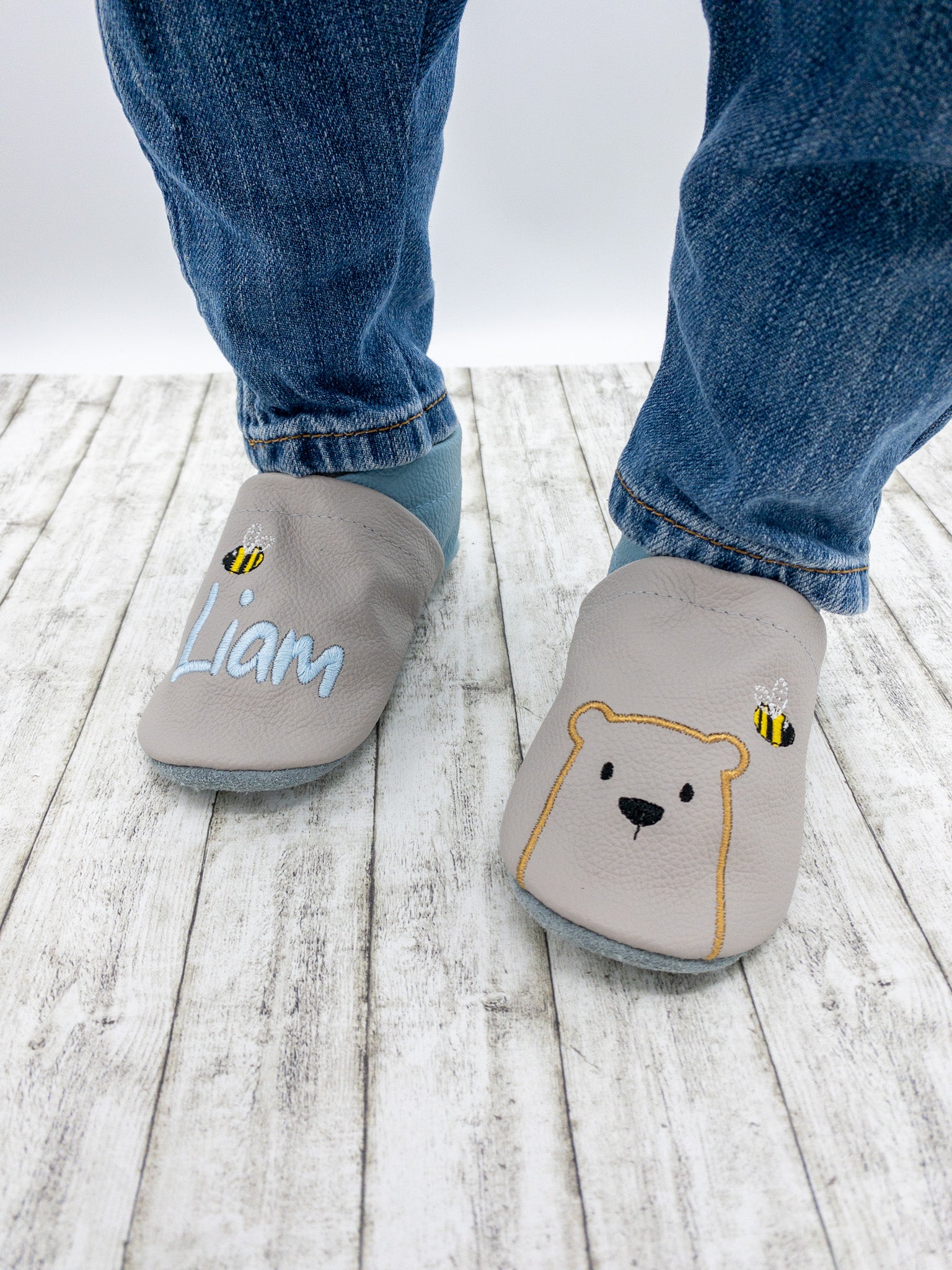 Personalisierte Krabbelschuhe für Kinder mit Bär und Biene - individuell mit Namen bestickt
