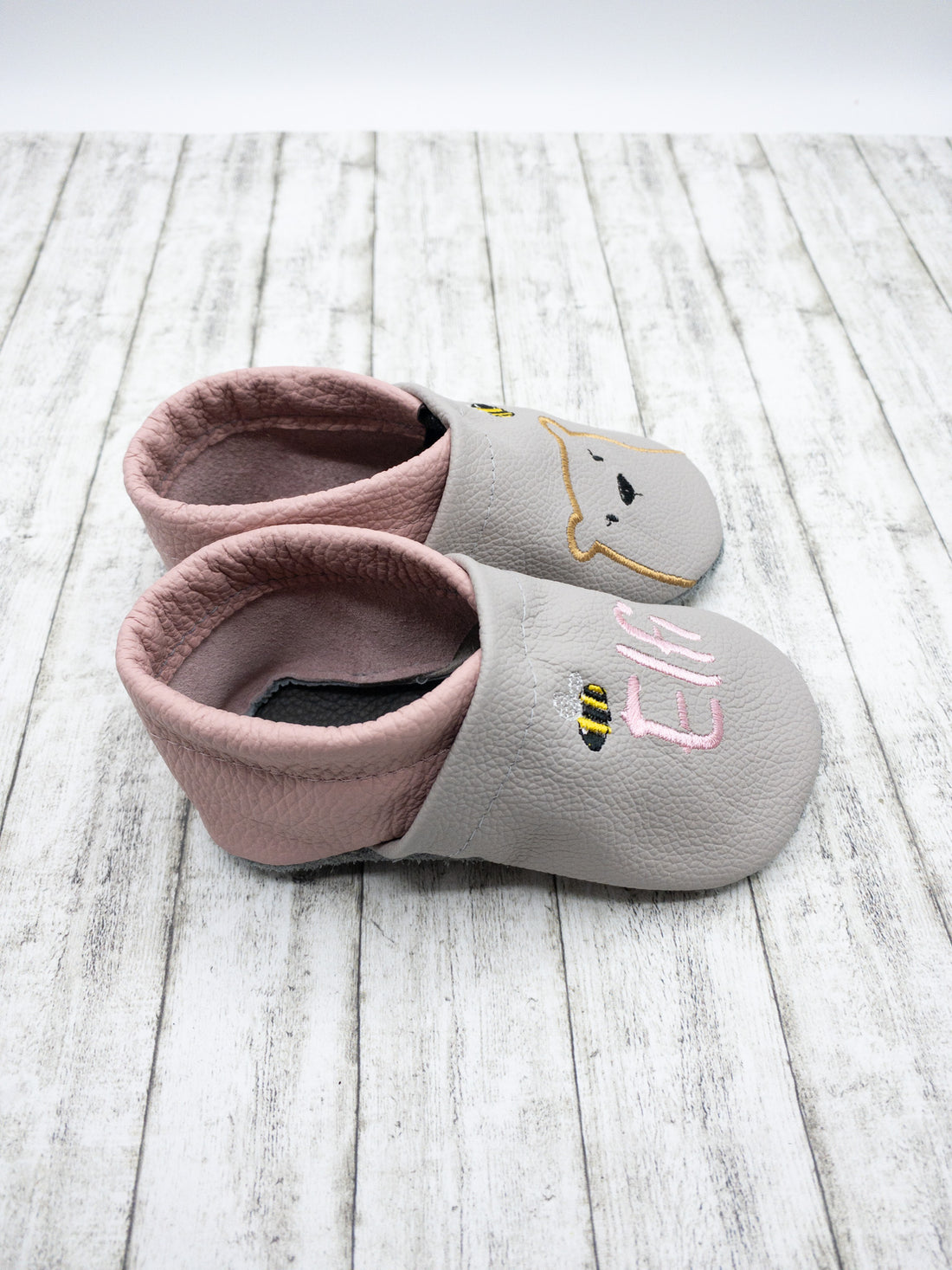 Krabbelschuhe in hellgrau und altrosa mit Bär und Biene personalisiert mit Name Lederpuschen aus Echtleder