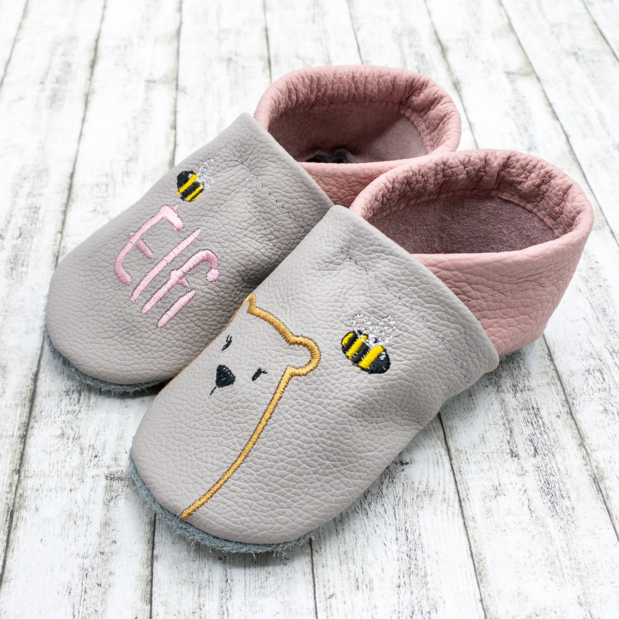 Krabbelschuhe in hellgrau und altrosa mit Bär und Biene personalisiert mit Name Lederpuschen aus Echtleder