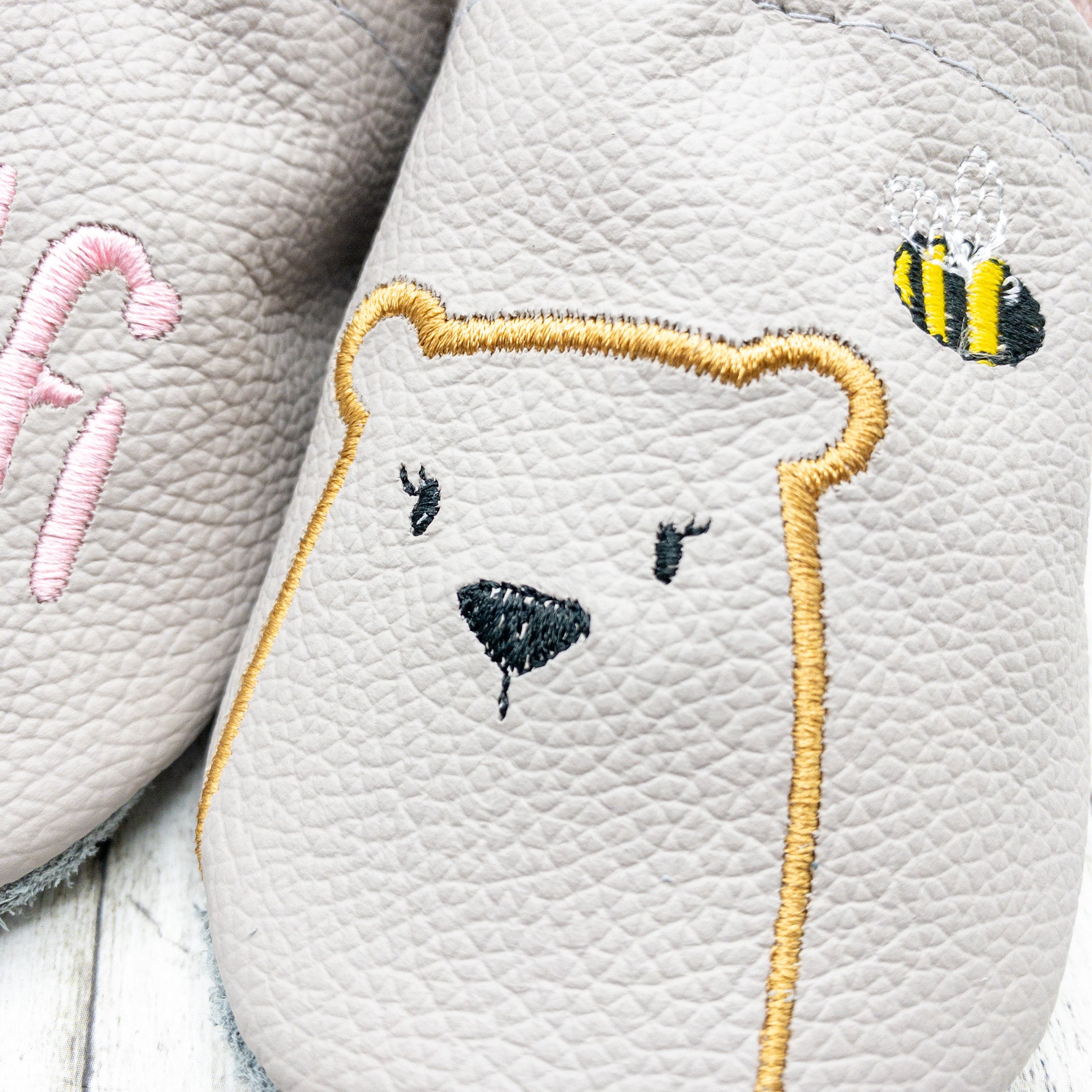 Krabbelschuhe in hellgrau und altrosa mit Bär und Biene personalisiert mit Name Lederpuschen aus Echtleder