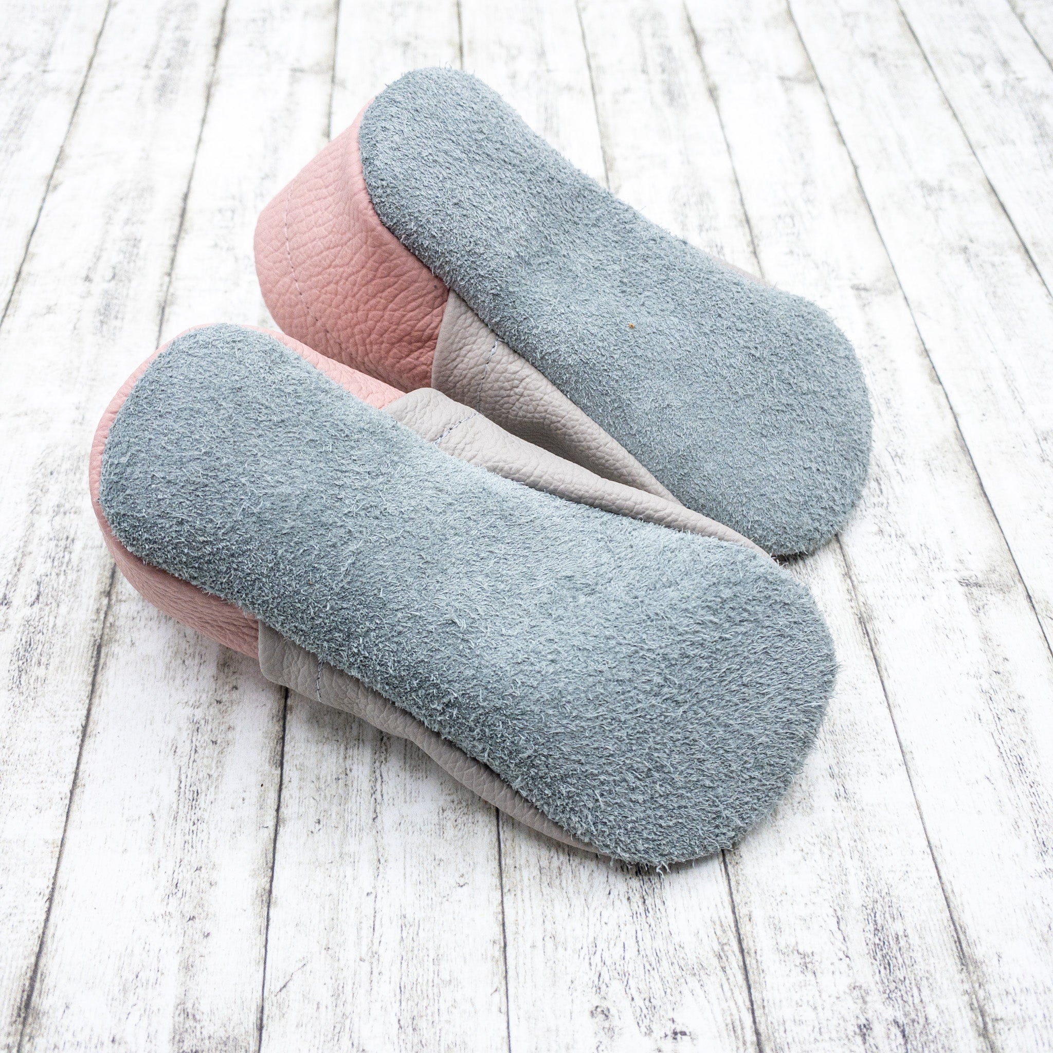 Krabbelschuhe in hellgrau und altrosa mit Bär und Biene personalisiert mit Name Lederpuschen aus Echtleder