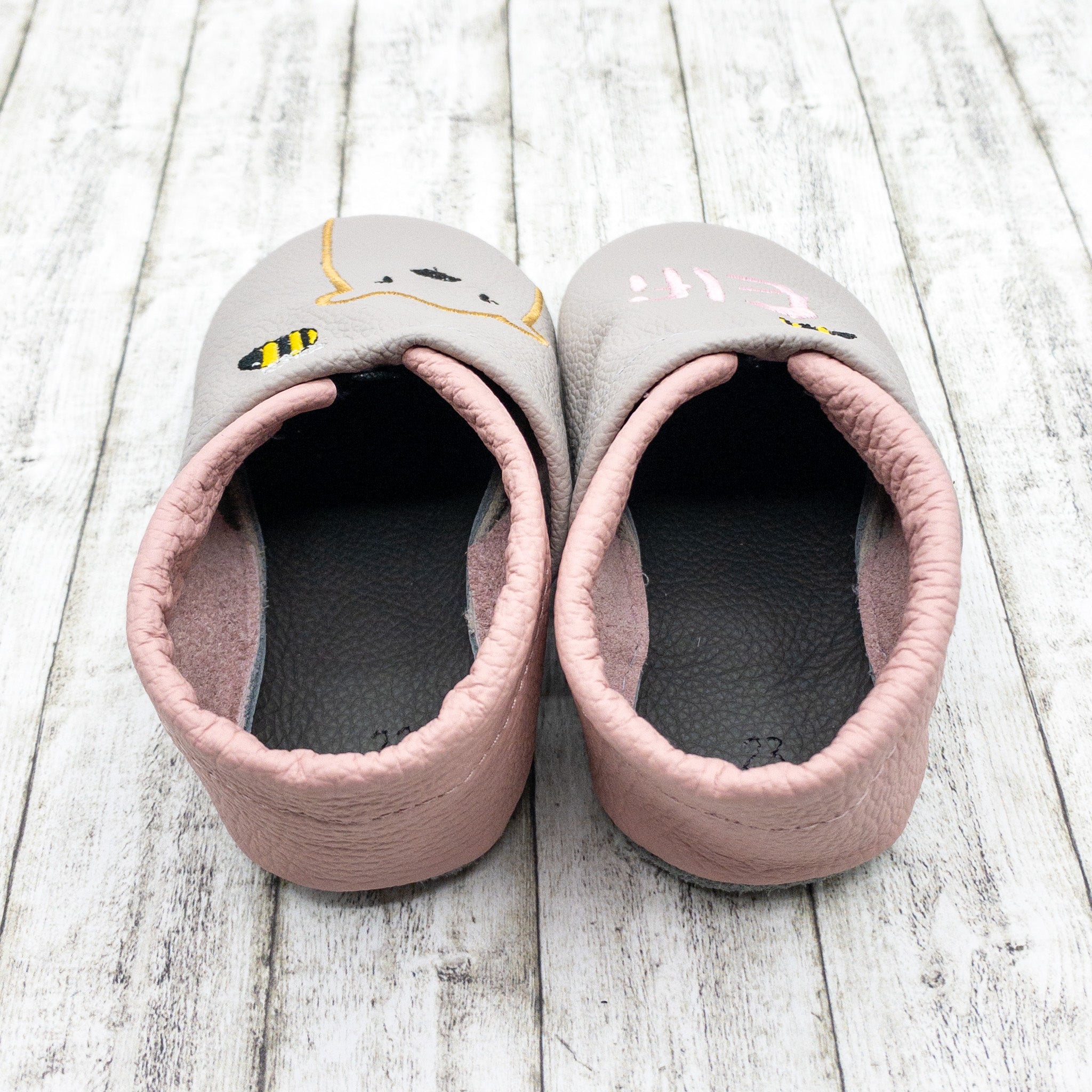 Krabbelschuhe in hellgrau und altrosa mit Bär und Biene personalisiert mit Name Lederpuschen aus Echtleder
