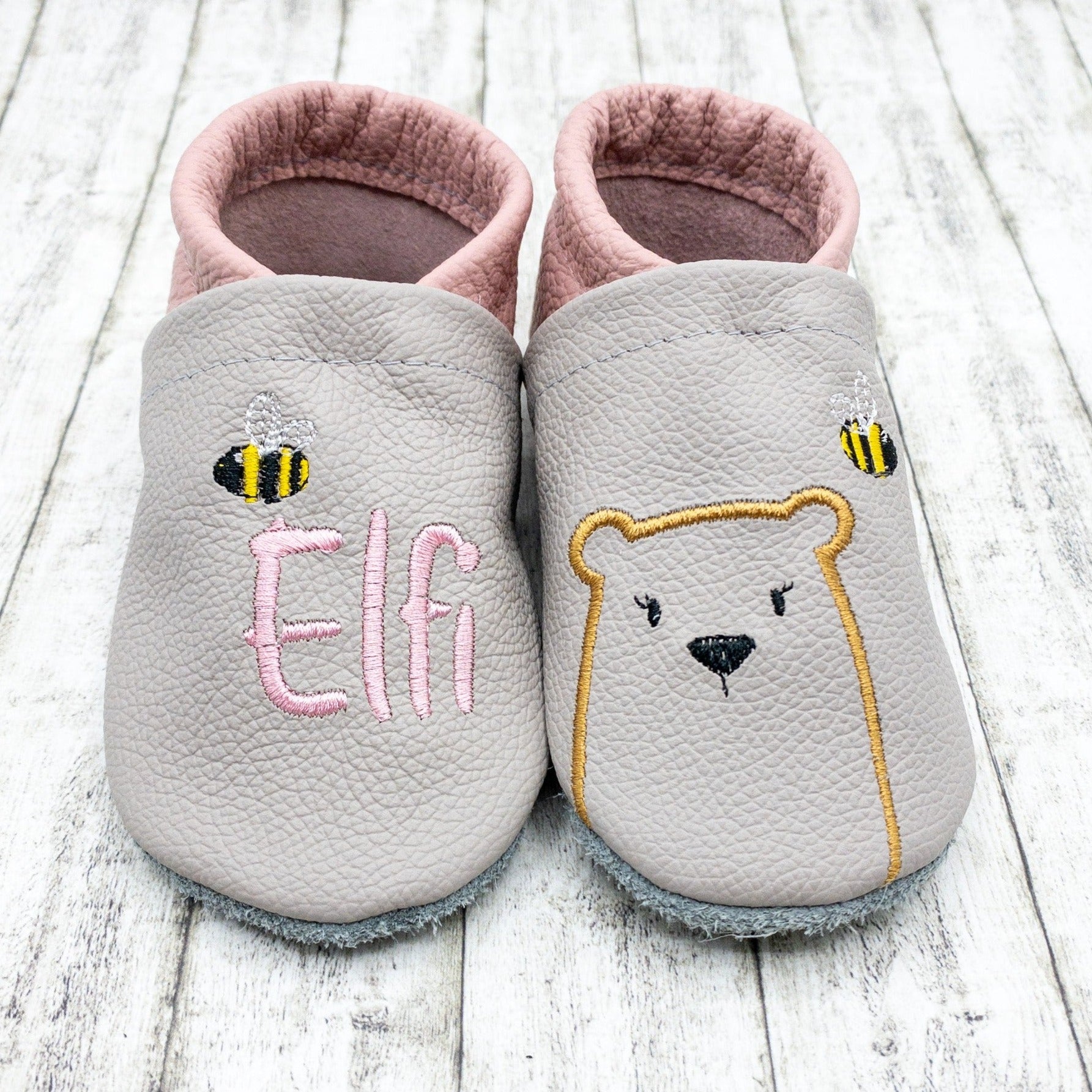 Krabbelschuhe in hellgrau und altrosa mit Bär und Biene personalisiert mit Name Lederpuschen aus Echtleder