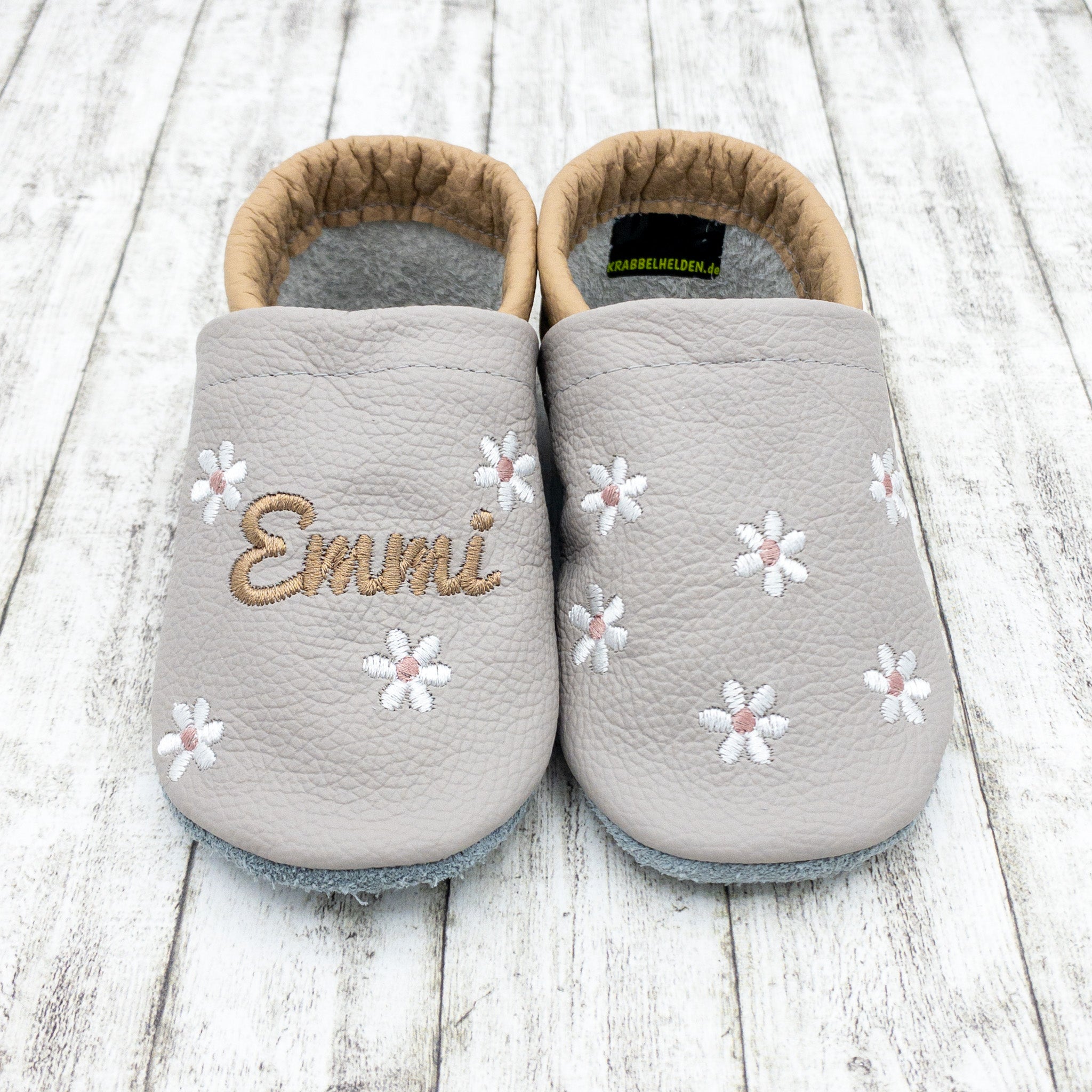 Krabbelschuhe und Hausschuhe aus Echtleder – personalisiert mit Namen und Blumen – ideale Babyschuhe als Geschenk zur Geburt