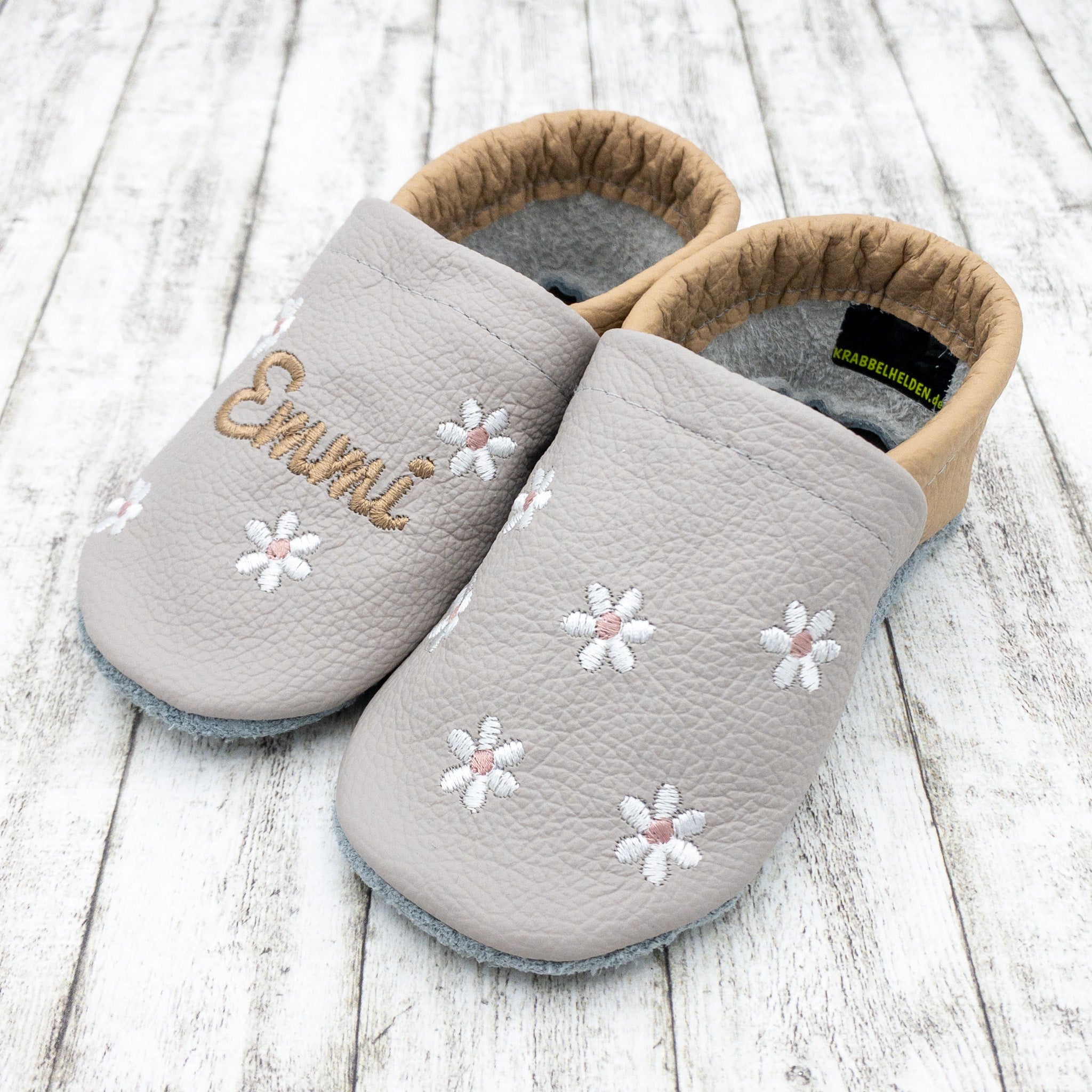 Krabbelschuhe und Hausschuhe aus Echtleder – personalisiert mit Namen und Blumen – ideale Babyschuhe als Geschenk zur Geburt