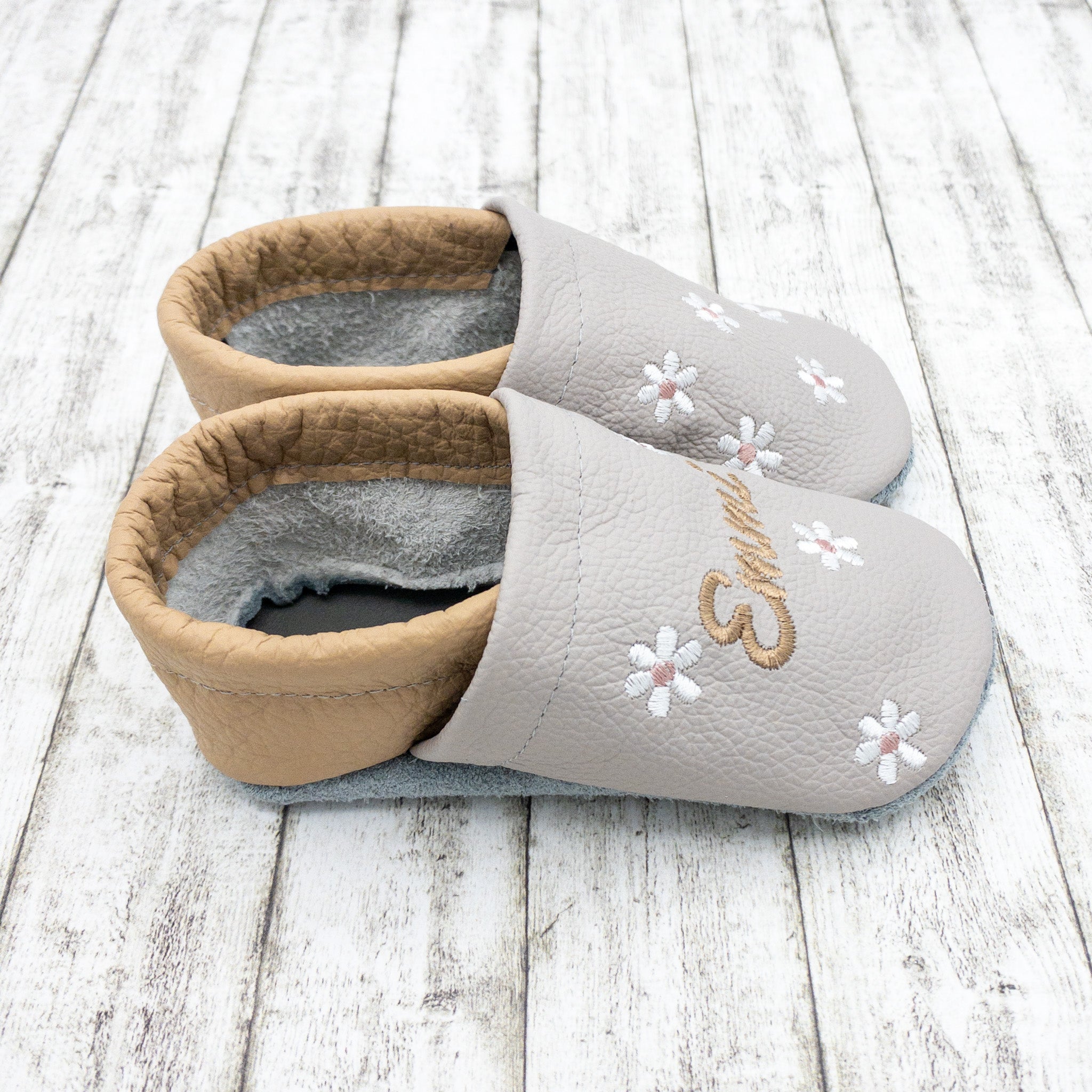 Krabbelschuhe und Hausschuhe aus Echtleder – personalisiert mit Namen und Blumen – ideale Babyschuhe als Geschenk zur Geburt