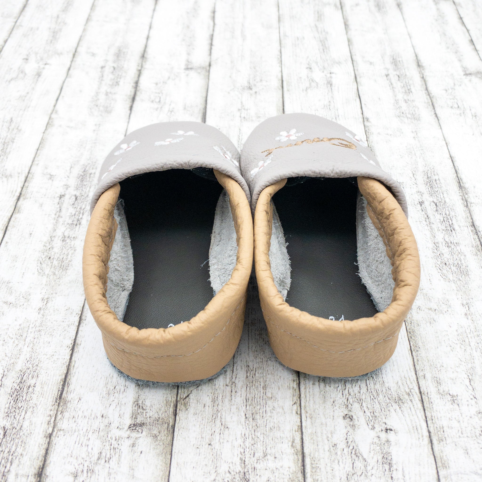 Krabbelschuhe und Hausschuhe aus Echtleder – personalisiert mit Namen und Blumen – ideale Babyschuhe als Geschenk zur Geburt