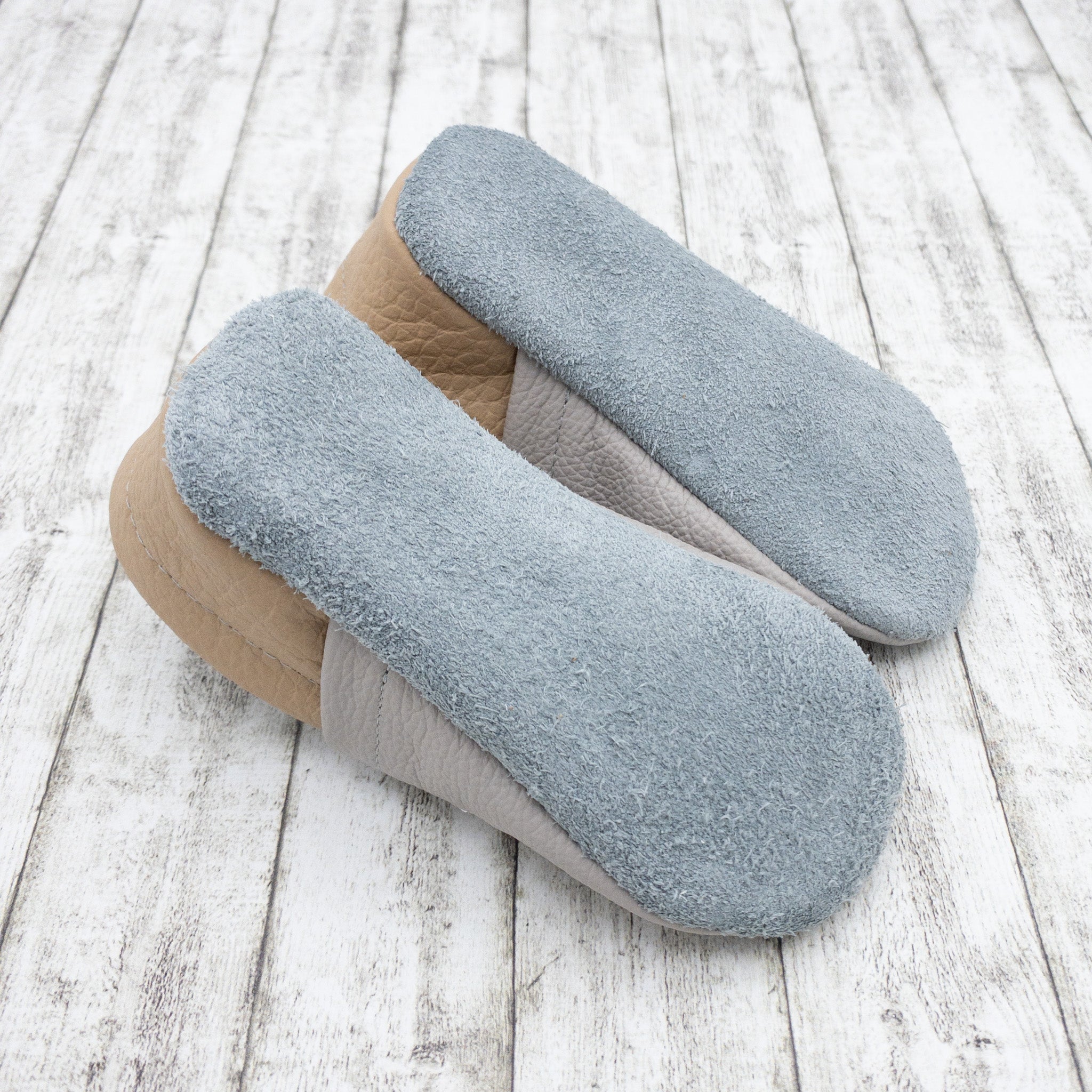 Krabbelschuhe und Hausschuhe aus Echtleder – personalisiert mit Namen und Blumen – ideale Babyschuhe als Geschenk zur Geburt