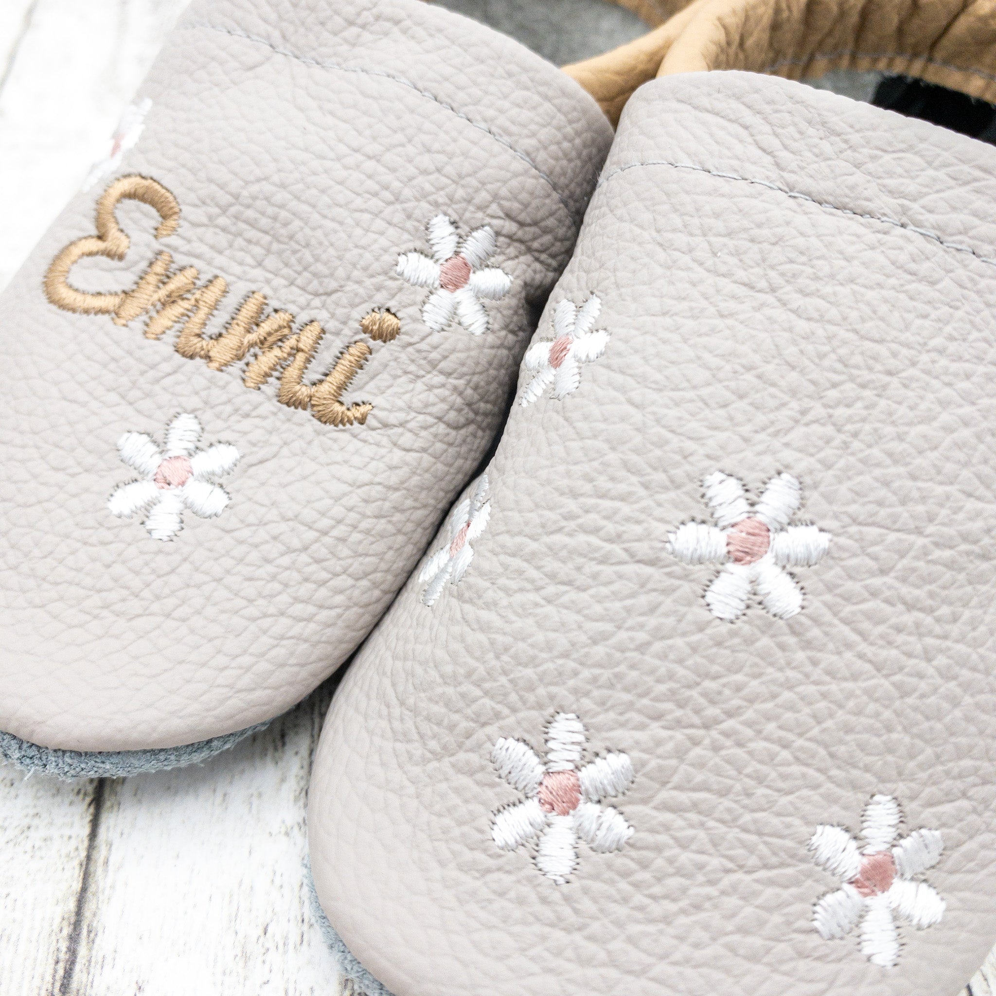 Krabbelschuhe und Hausschuhe aus Echtleder – personalisiert mit Namen und Blumen – ideale Babyschuhe als Geschenk zur Geburt