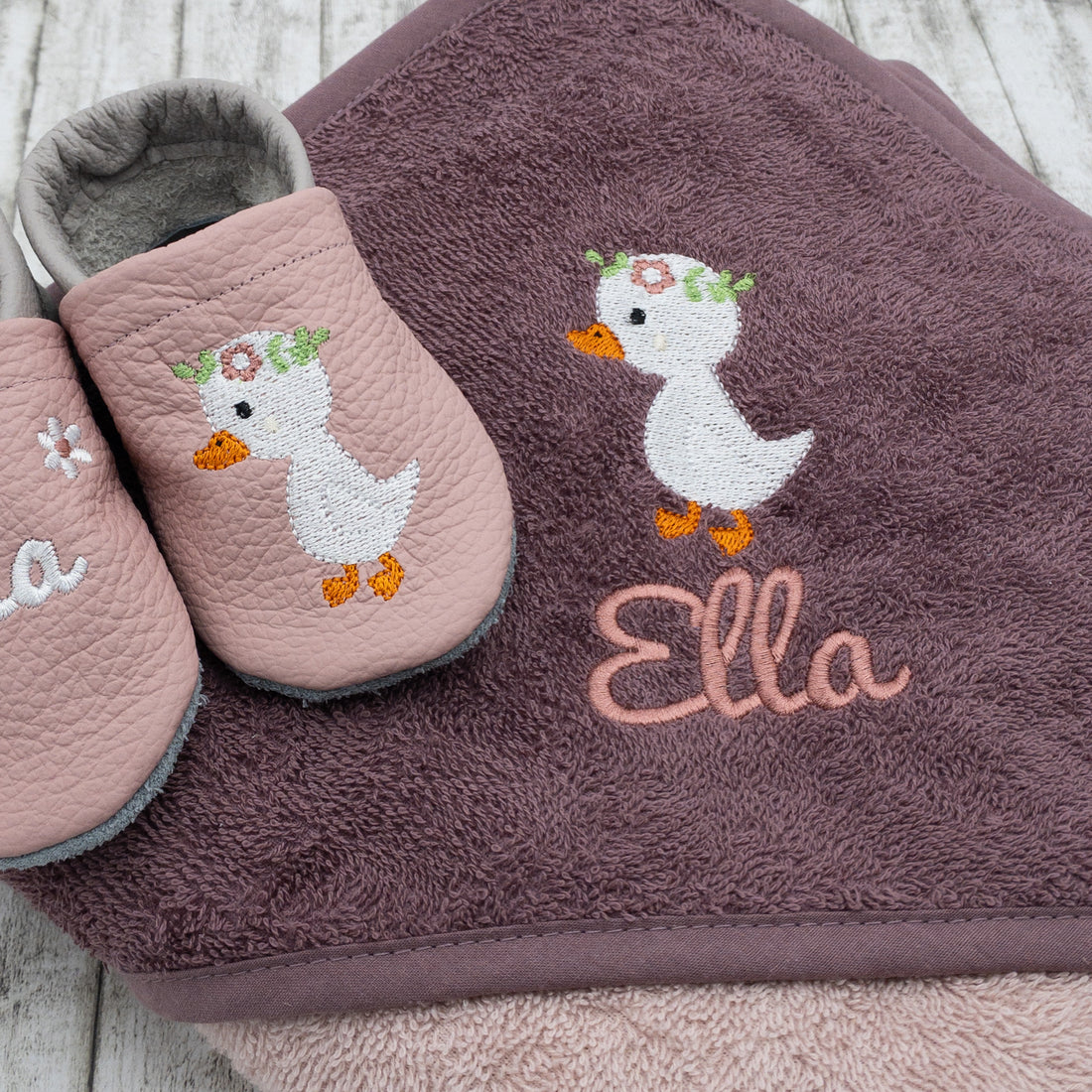 Geschenk-Set Gans - Kapuzenhandtuch und Krabbelschuhe mit Namen