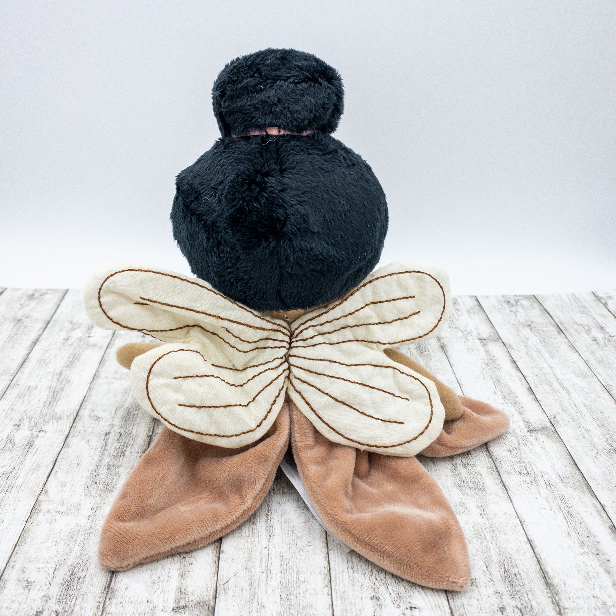 Handgemachte Feenpuppe aus weichem Stoff in einem zarten Rosaton, mit Flügeln, gesticktem Namen auf dem Kleid und liebevollen Details wie Ballerinaschuhen und einer Hochsteckfrisur. Perfekt als personalisiertes Geschenk für Kinder.