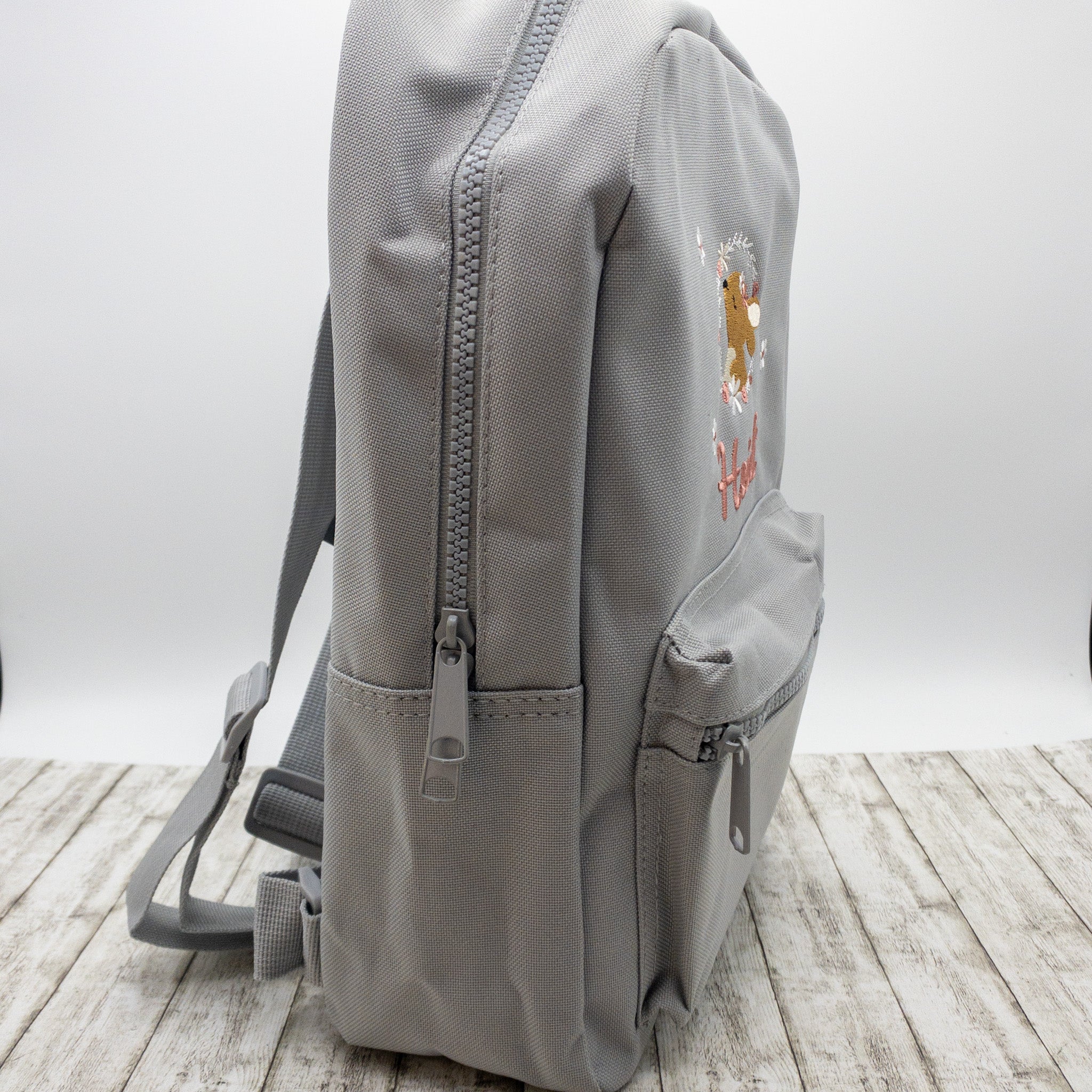 Kinderrucksack personalisiert mit Name und Hase im Blumenkranz bestickt