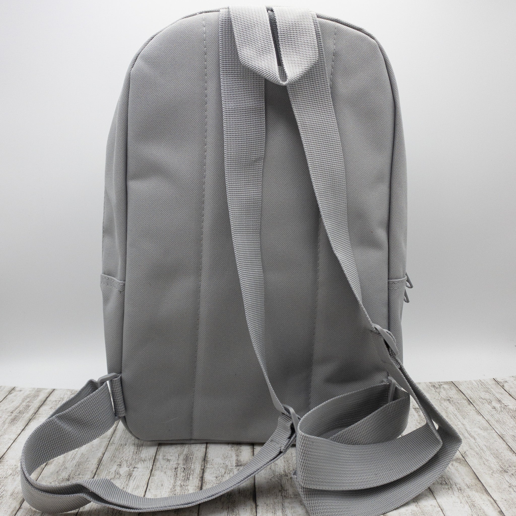 Kinderrucksack personalisiert mit Name und Hase im Blumenkranz bestickt