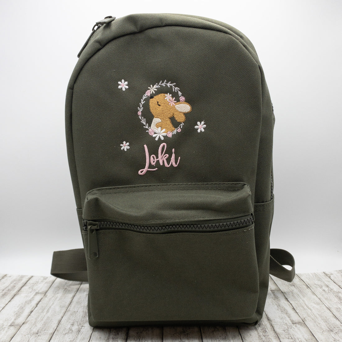 Kinderrucksack personalisiert mit Name und Häschen bestickt