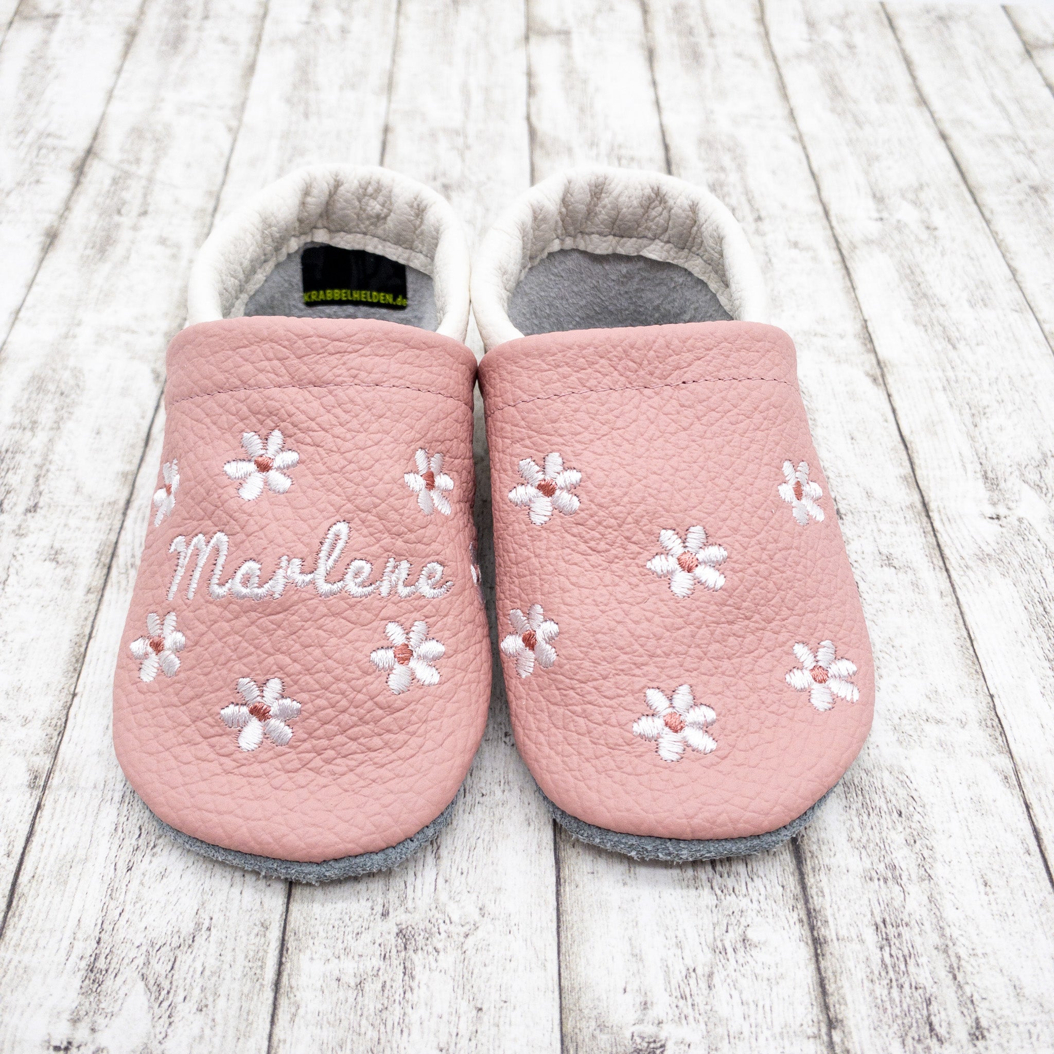 Krabbelschuhe und Hausschuhe aus Echtleder – personalisiert mit Namen und Blumen – ideale Babyschuhe als Geschenk zur Geburt