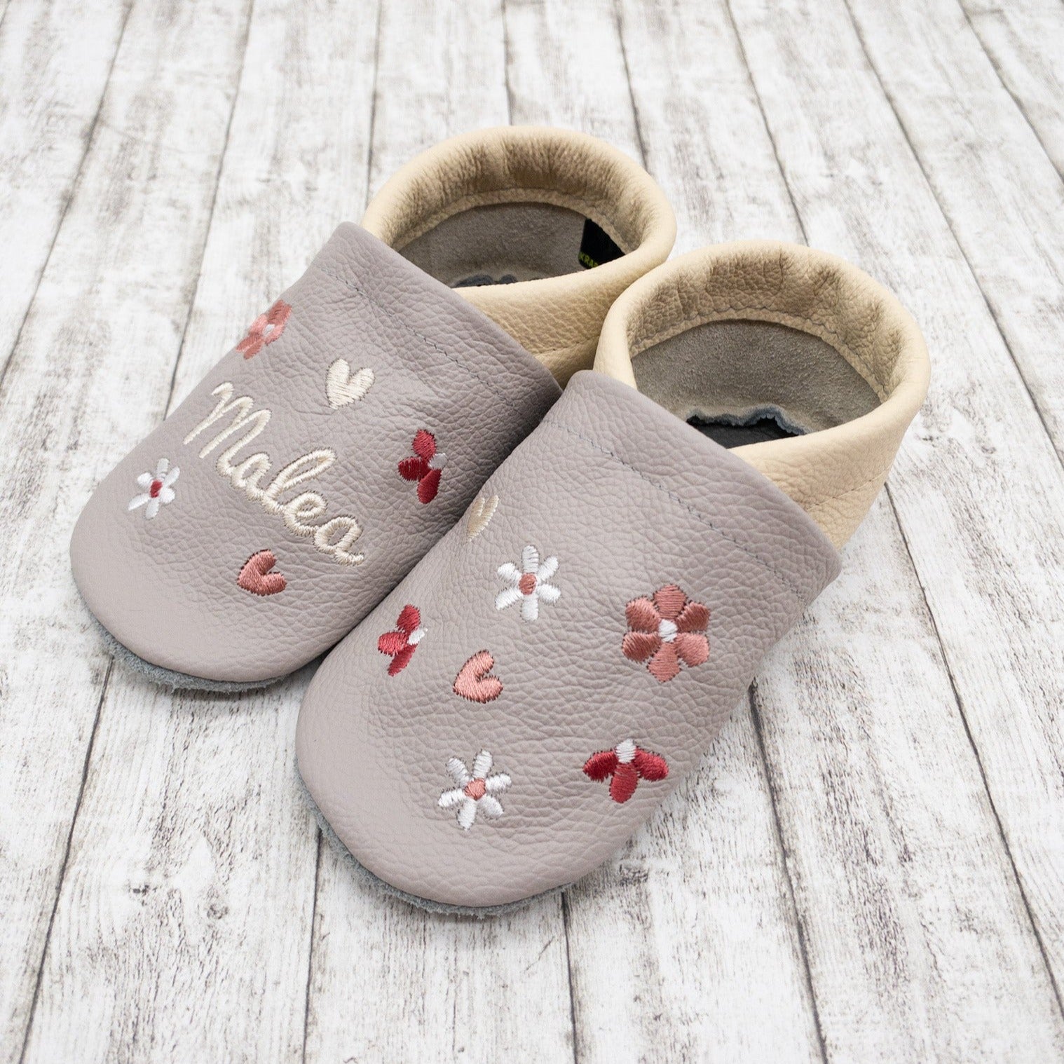 Krabbelschuhe in hellgrau mit bunten Blumen und Namen bestickt aus Echtleder