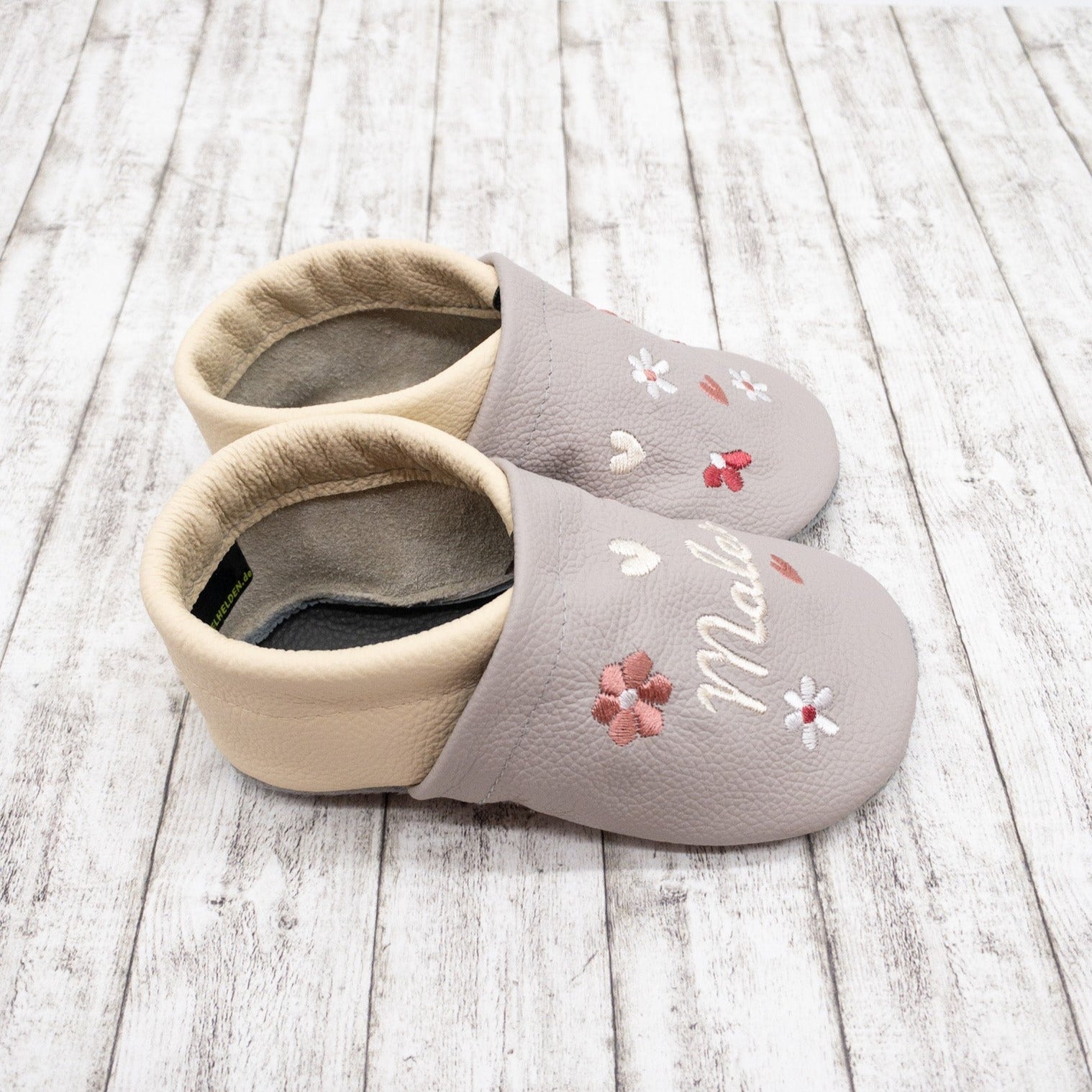 Krabbelschuhe in hellgrau mit bunten Blumen und Namen bestickt aus Echtleder