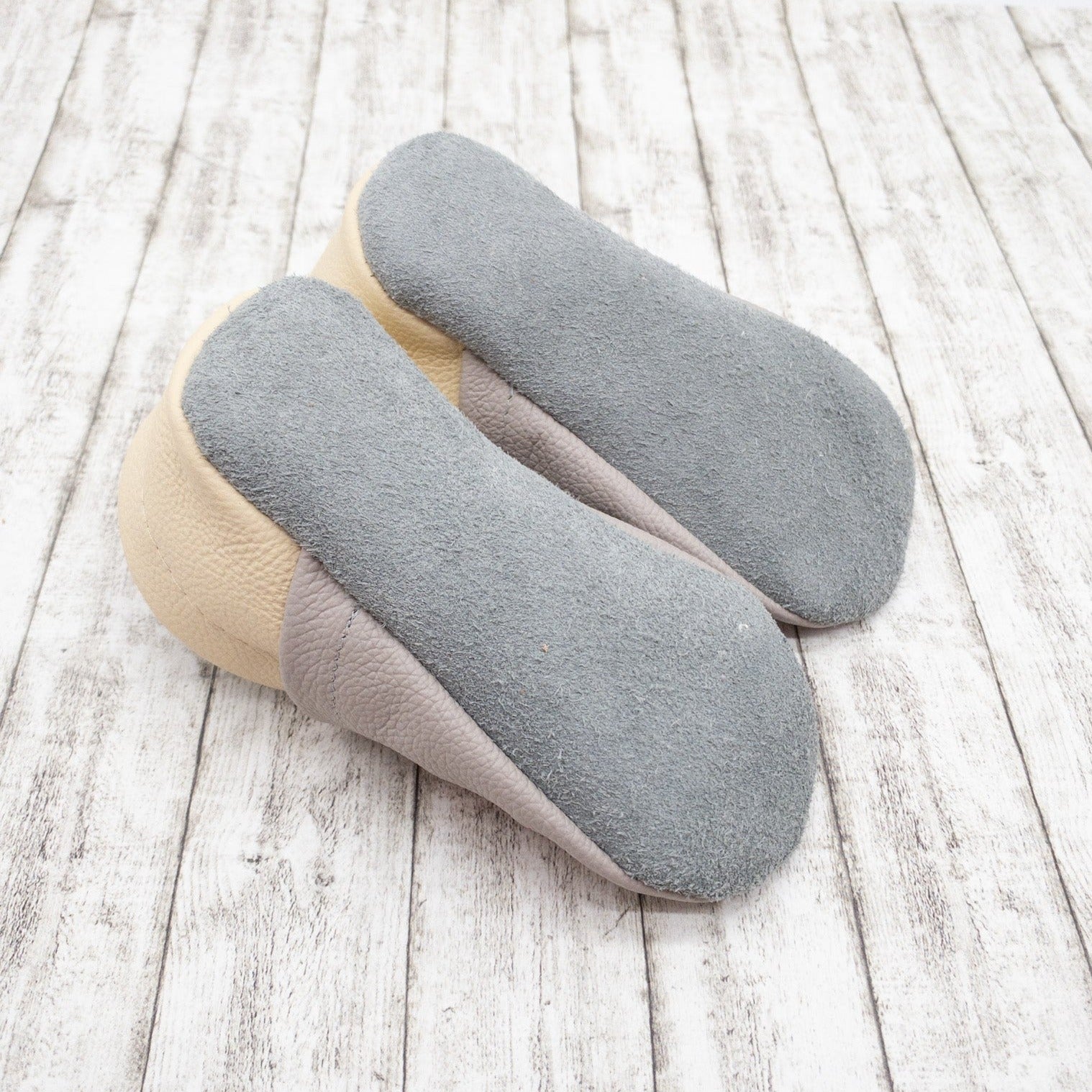 Krabbelschuhe in hellgrau mit bunten Blumen und Namen bestickt aus Echtleder