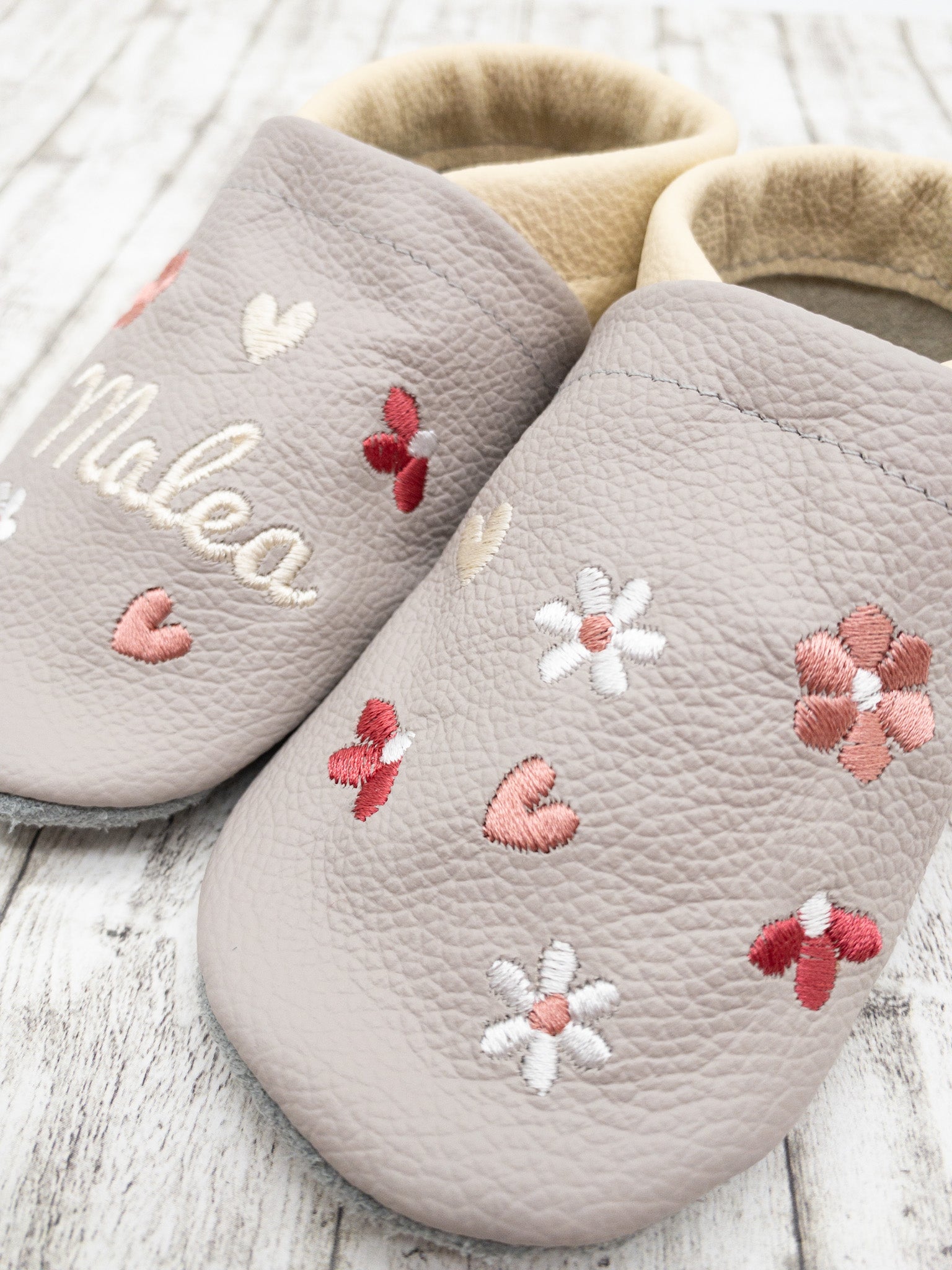 Krabbelschuhe in hellgrau mit bunten Blumen und Namen bestickt aus Echtleder