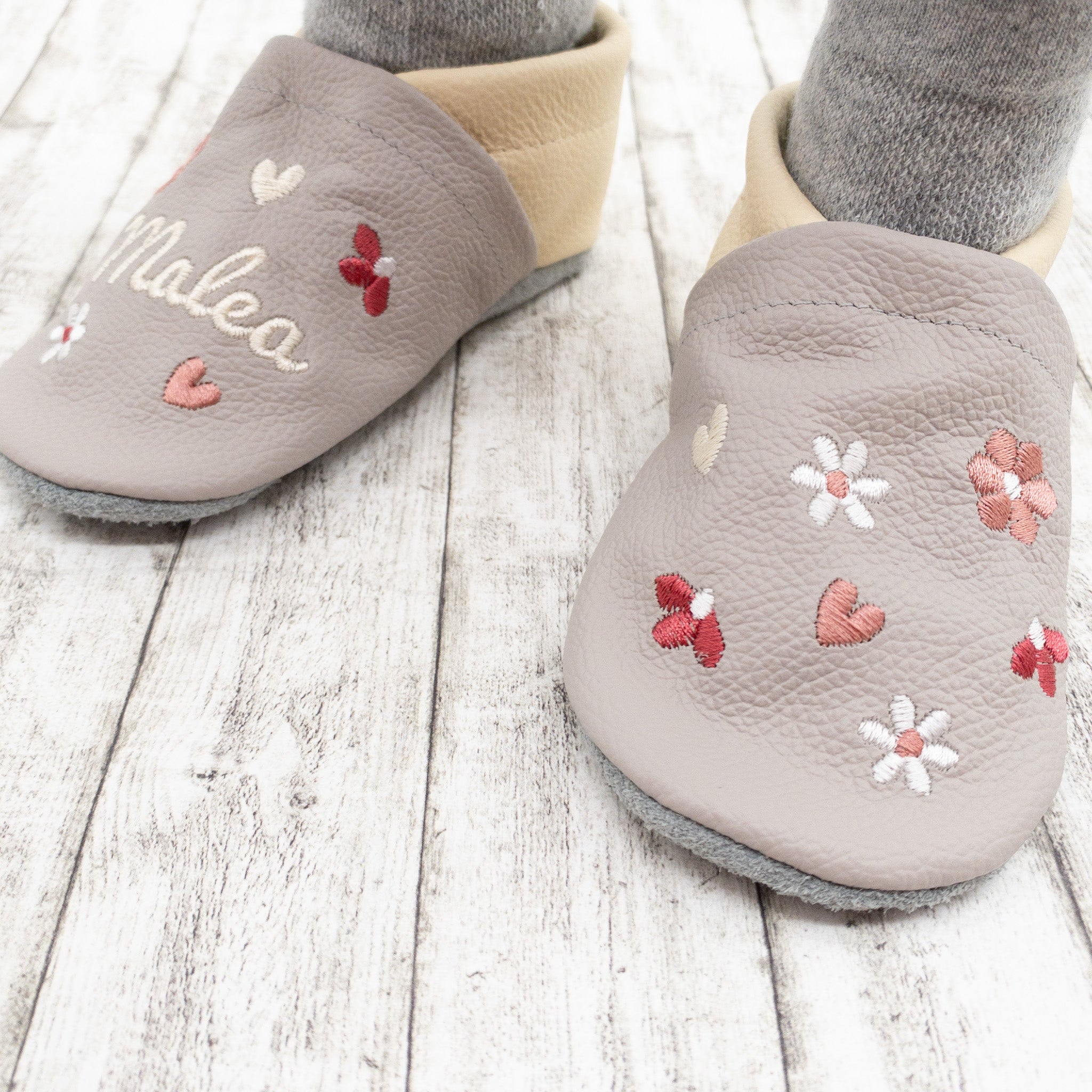 Krabbelschuhe in hellgrau mit bunten Blumen und Namen bestickt aus Echtleder