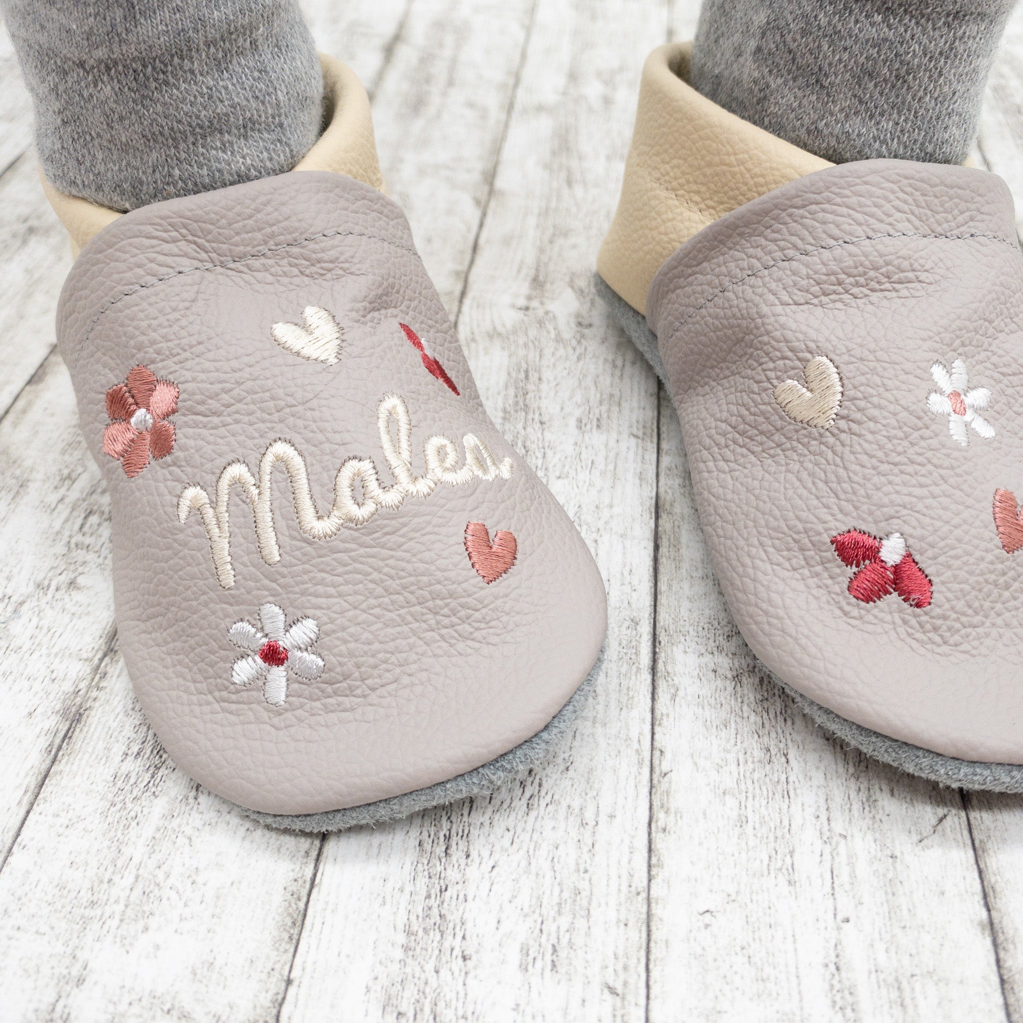 Krabbelschuhe in hellgrau mit bunten Blumen und Namen bestickt aus Echtleder