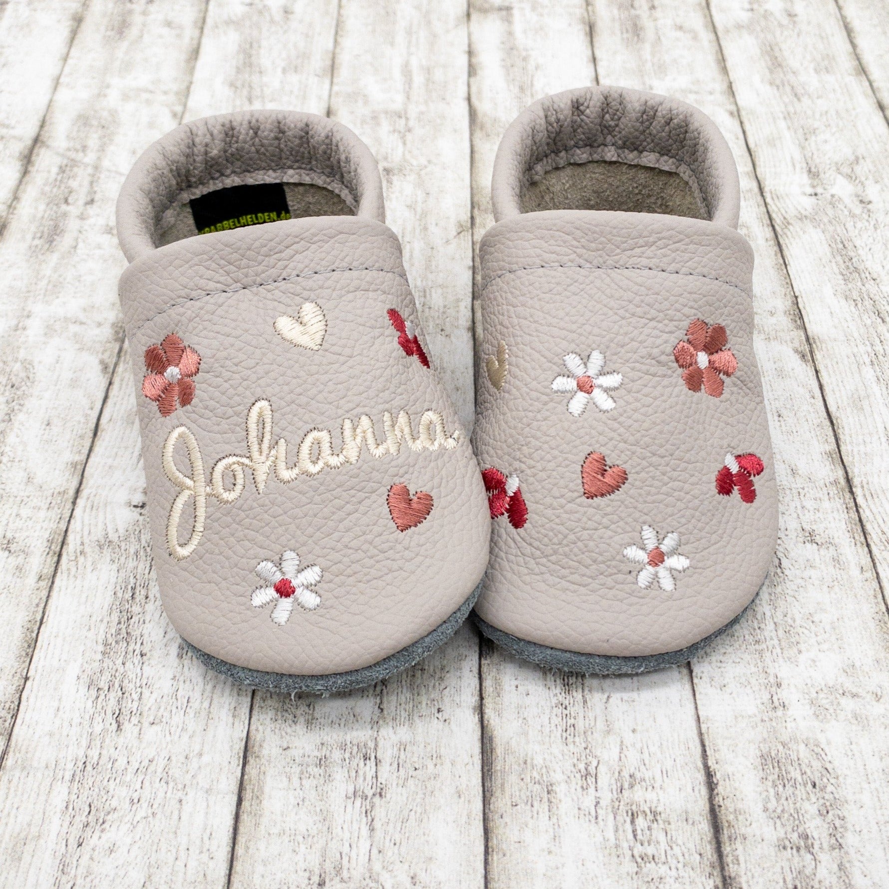 lederpuschen mit blumen in hellgrau