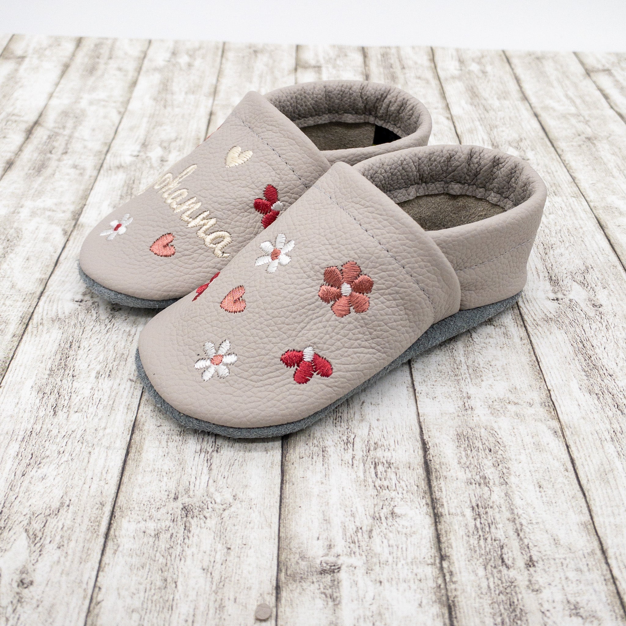 Krabbelschuhe in hellgrau mit bunten Blumen und Namen bestickt aus Echtleder