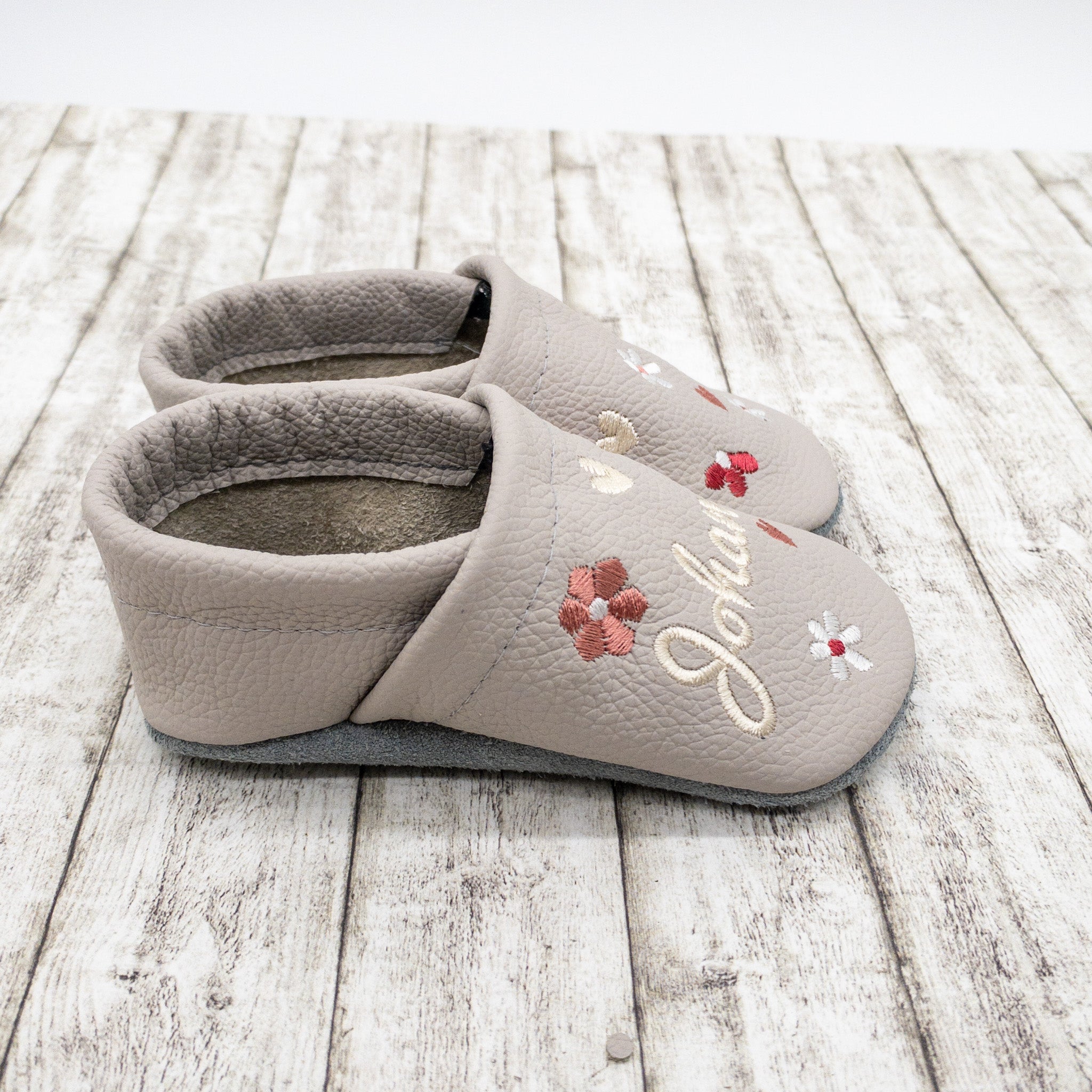 Krabbelschuhe in hellgrau mit bunten Blumen und Namen bestickt aus Echtleder