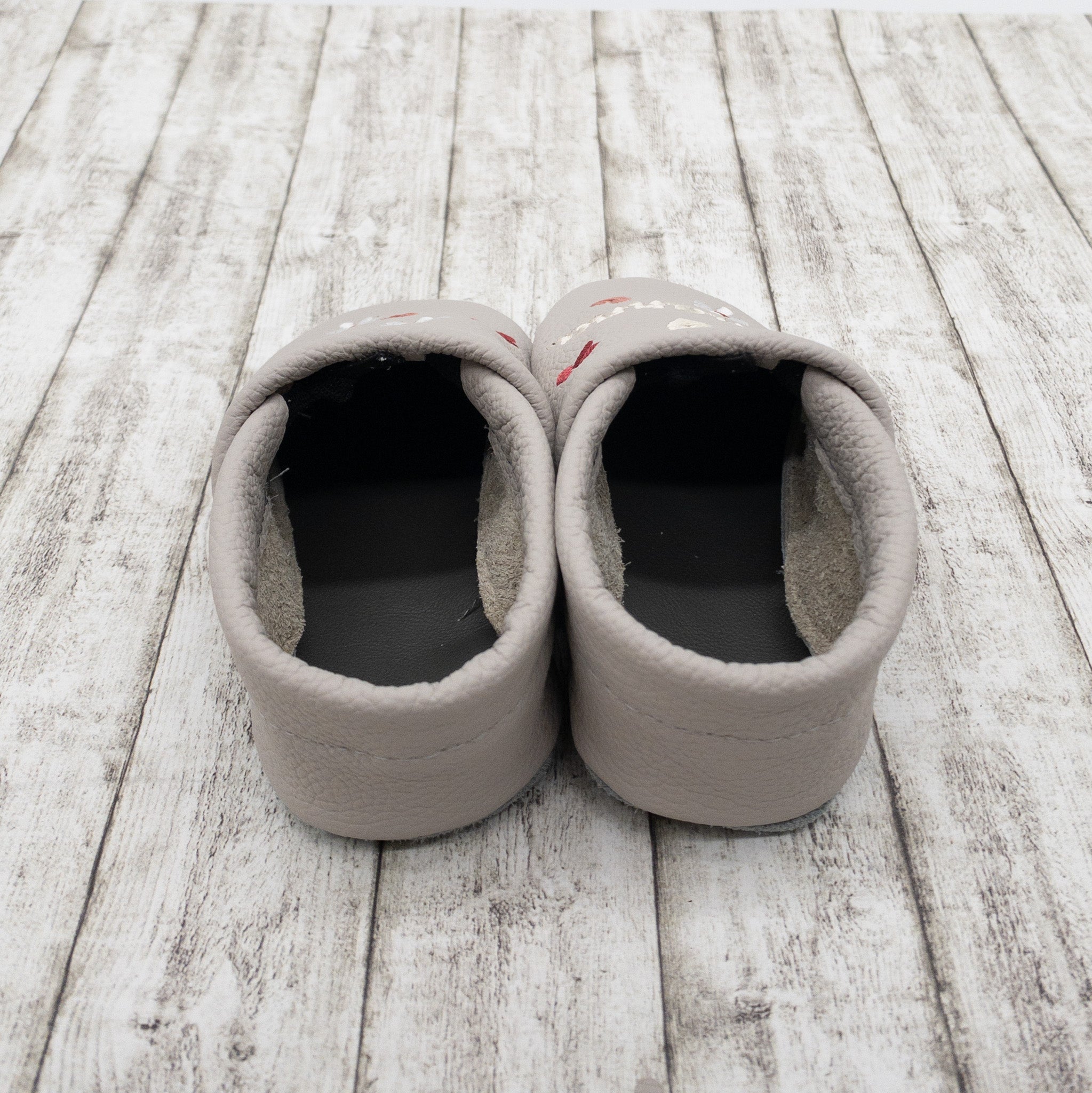 Krabbelschuhe in hellgrau mit bunten Blumen und Namen bestickt aus Echtleder