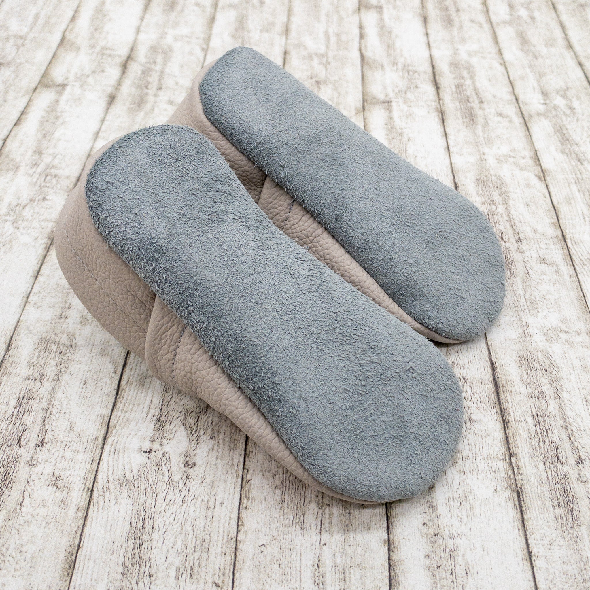 Krabbelschuhe in hellgrau mit bunten Blumen und Namen bestickt aus Echtleder