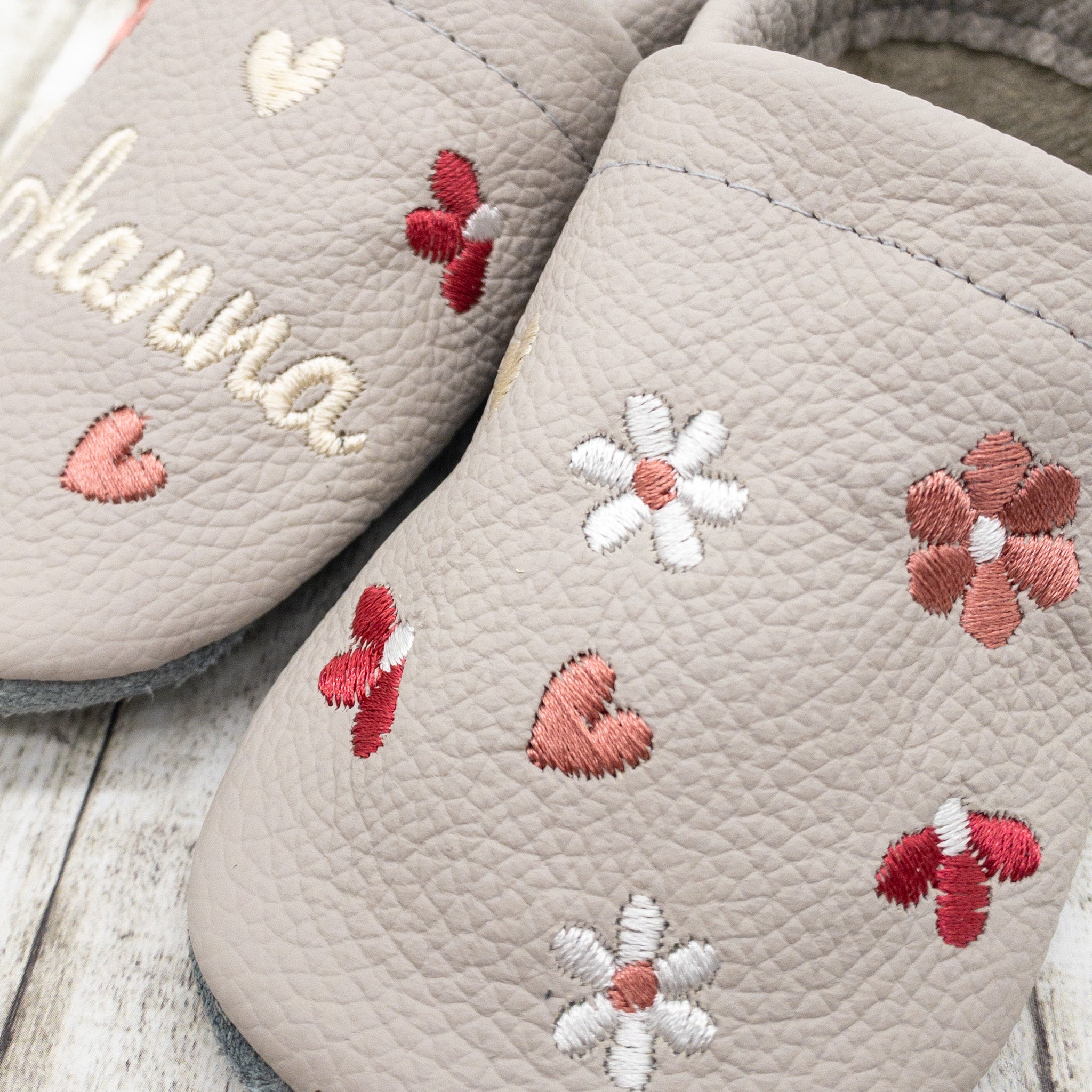 Krabbelschuhe in hellgrau mit bunten Blumen und Namen bestickt aus Echtleder