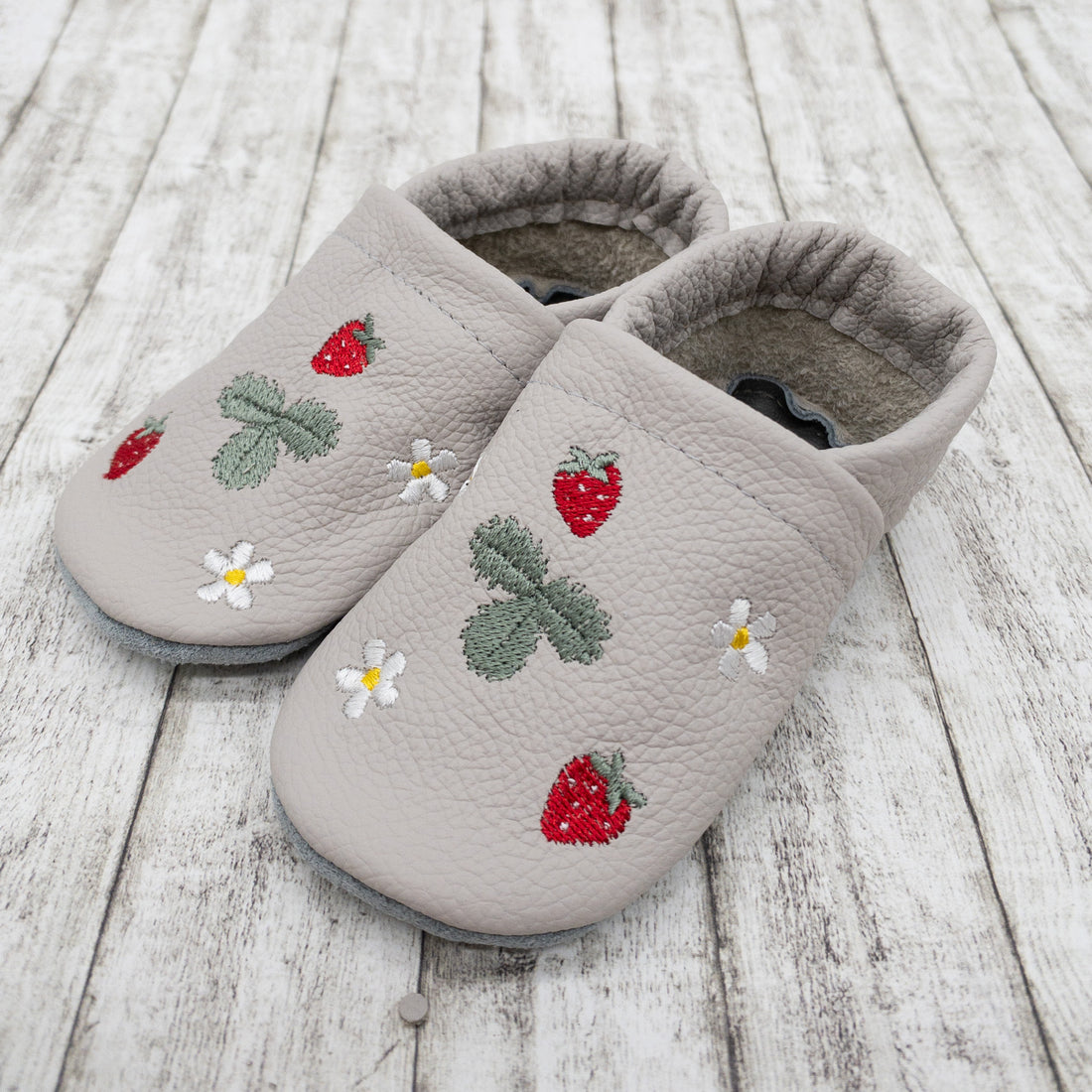 Krabbelschuhe in hellgrau mit Erdbeeren und Namen bestickt aus Echtleder personalisiert