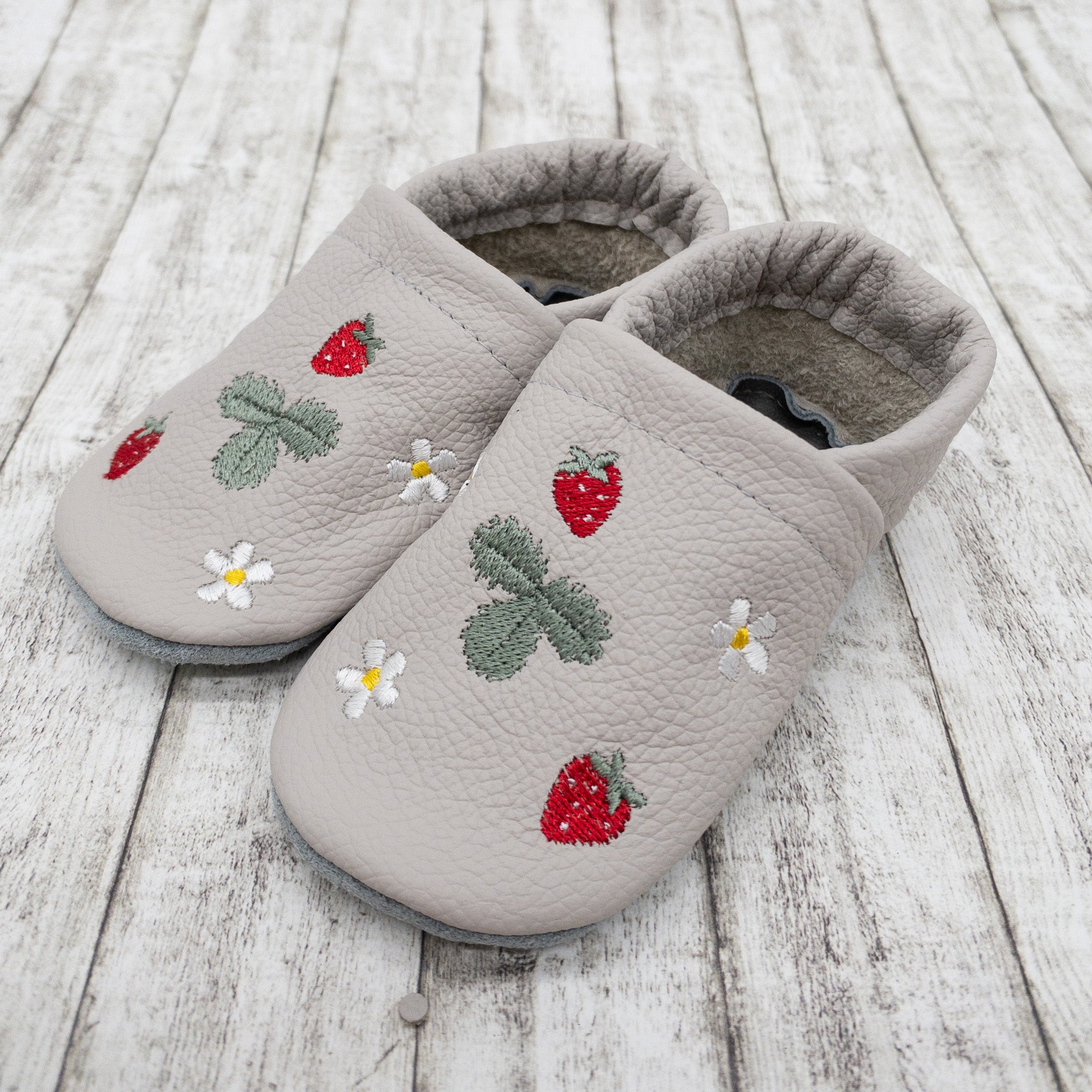 Krabbelschuhe in hellgrau mit Erdbeeren und Namen bestickt aus Echtleder personalisiert
