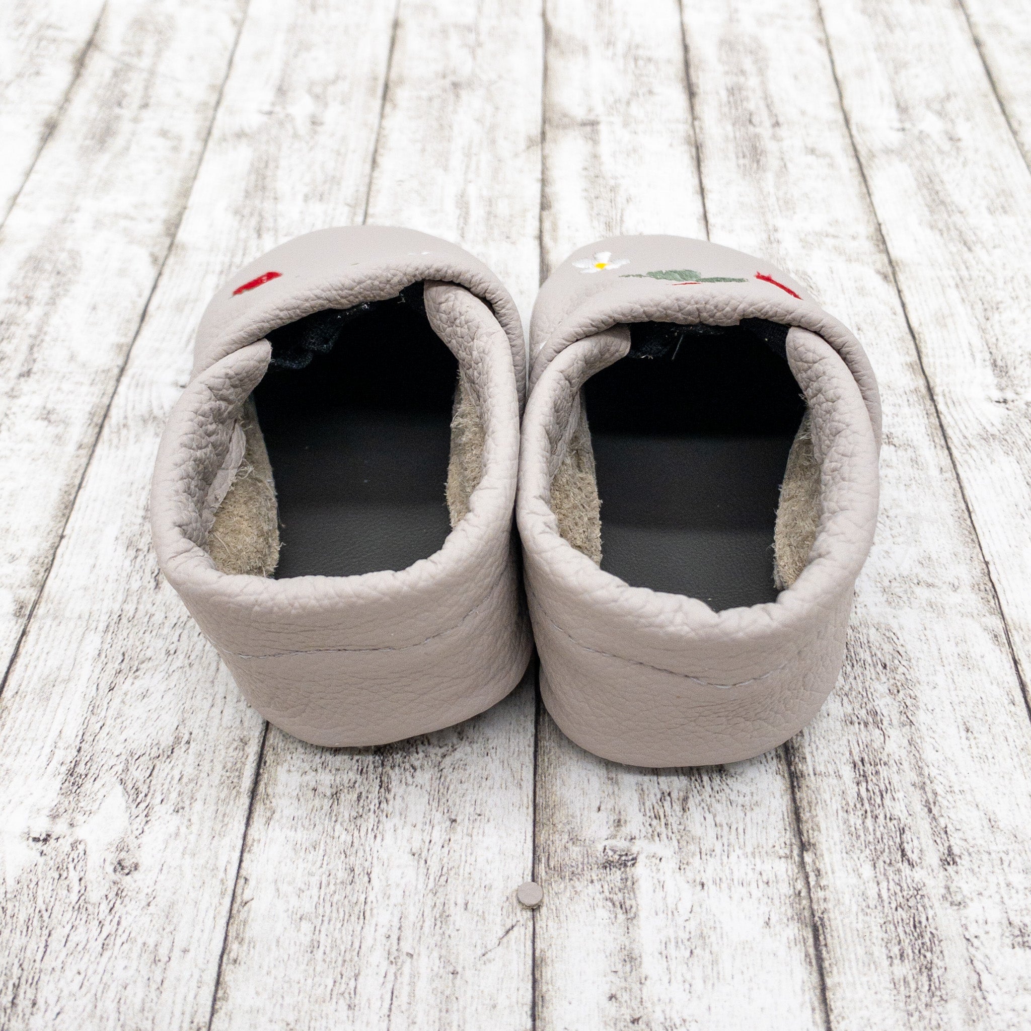 Krabbelschuhe in hellgrau mit Erdbeeren und Namen bestickt aus Echtleder personalisiert