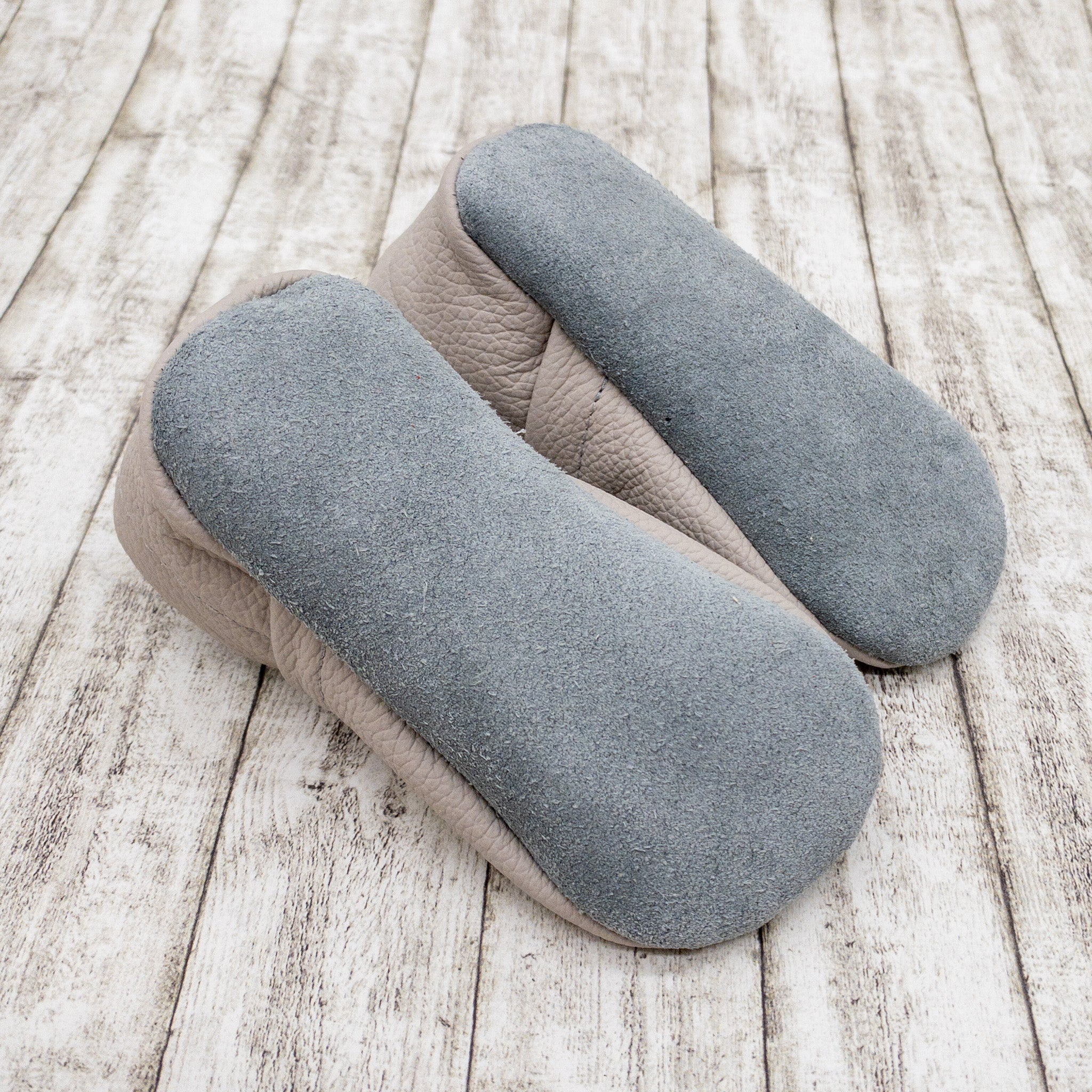 Krabbelschuhe in hellgrau mit Erdbeeren und Namen bestickt aus Echtleder personalisiert