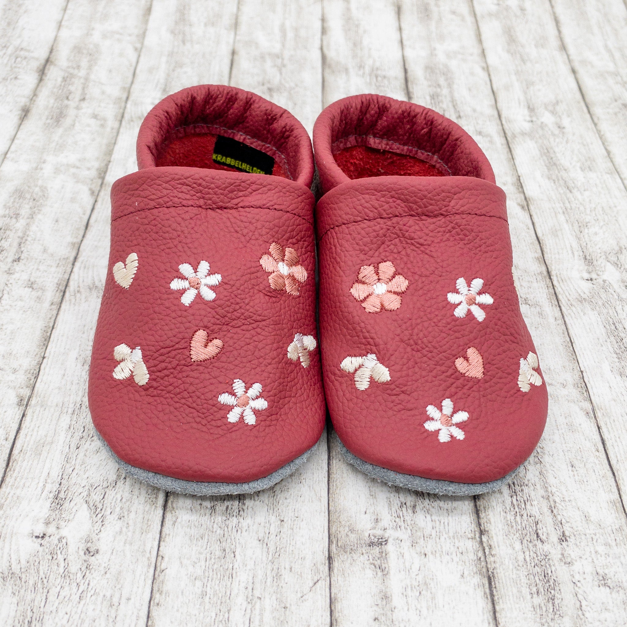 Krabbelschuhe in hellgrau mit bunten Blumen und Namen bestickt aus Echtleder