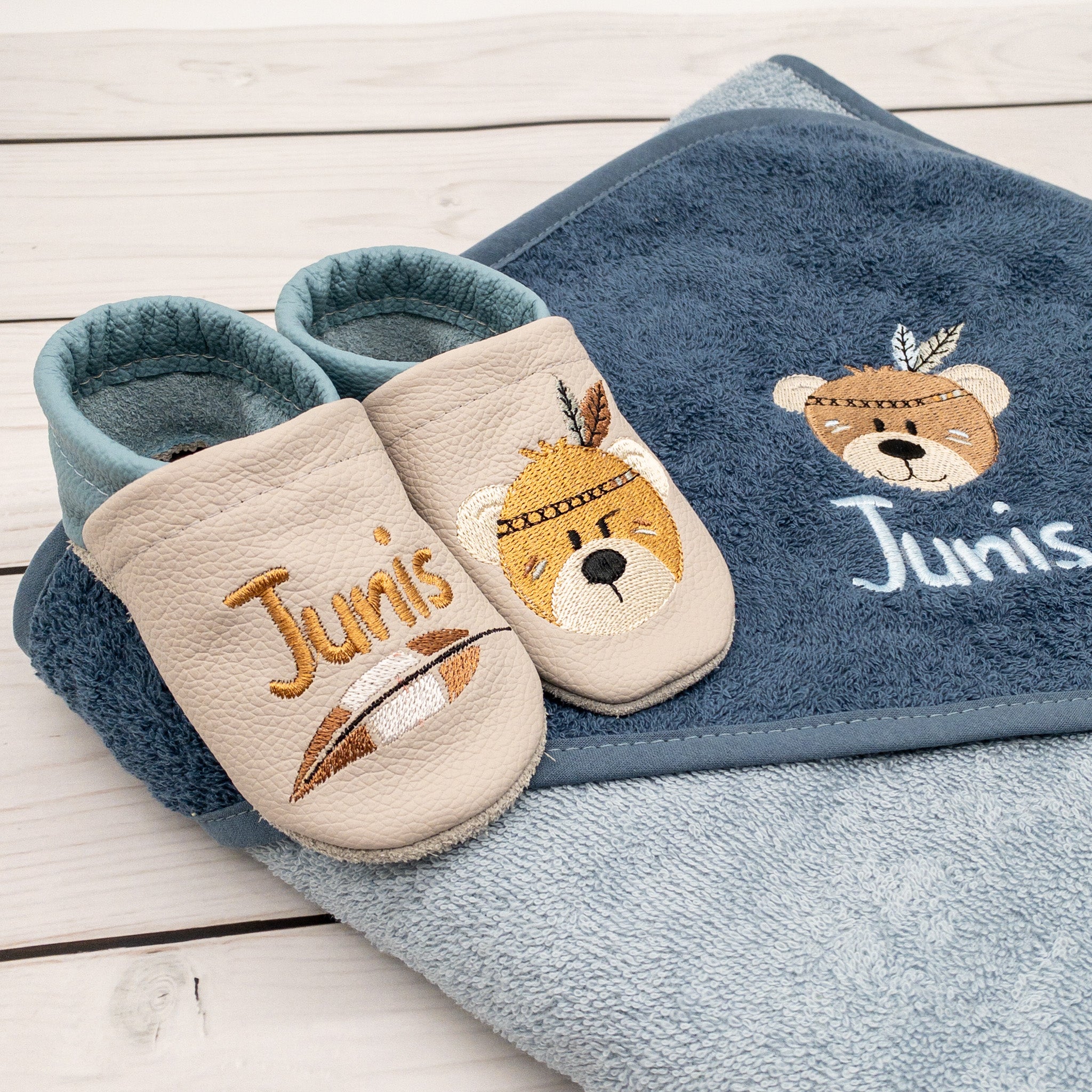 Geschenk-Set Bär Boho - Kapuzenhandtuch und Krabbelschuhe mit Namen