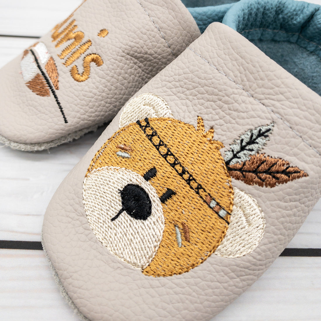 Geschenk-Set Bär Boho - Kapuzenhandtuch und Krabbelschuhe mit Namen
