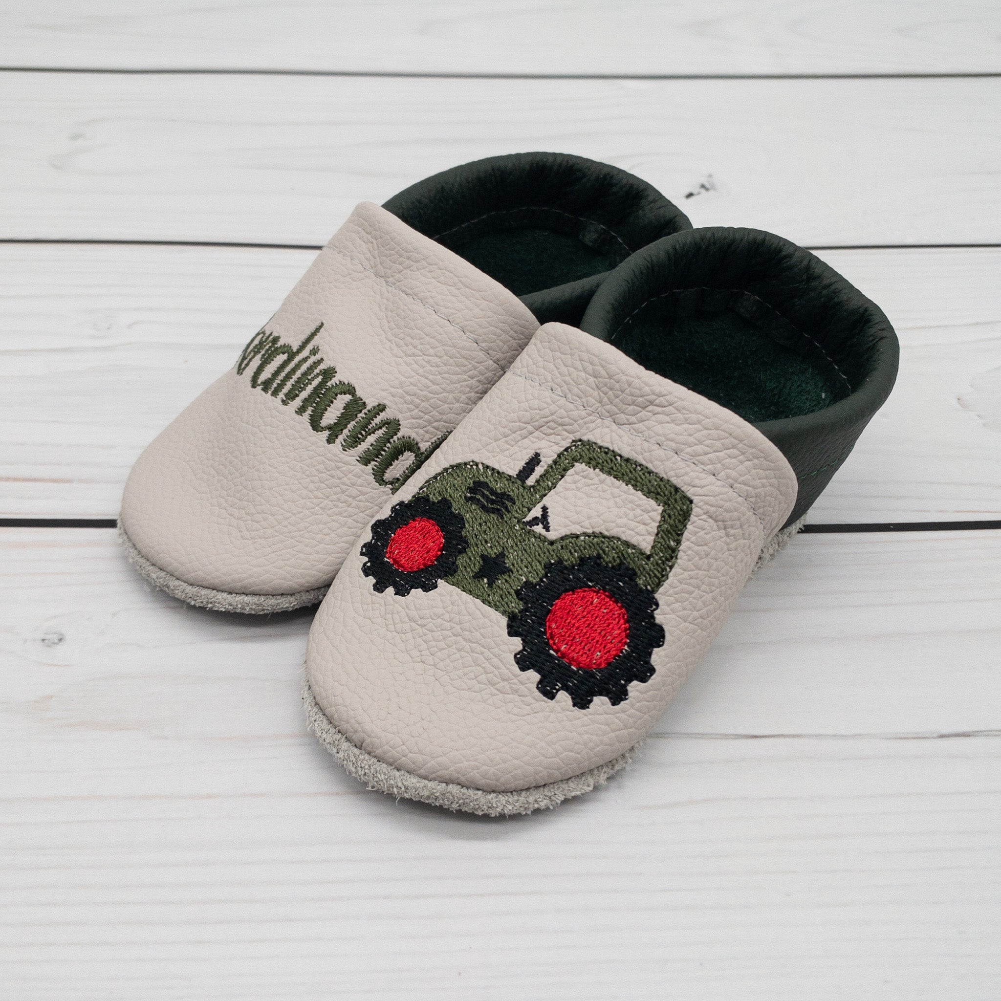 Krabbelschuhe in hellgrau mit Traktor und Name bestickt aus Echtleder