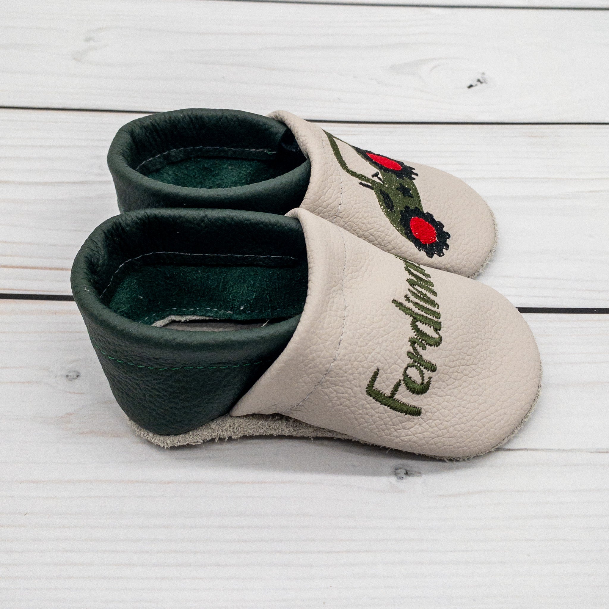 Krabbelschuhe in hellgrau mit Traktor und Name bestickt aus Echtleder