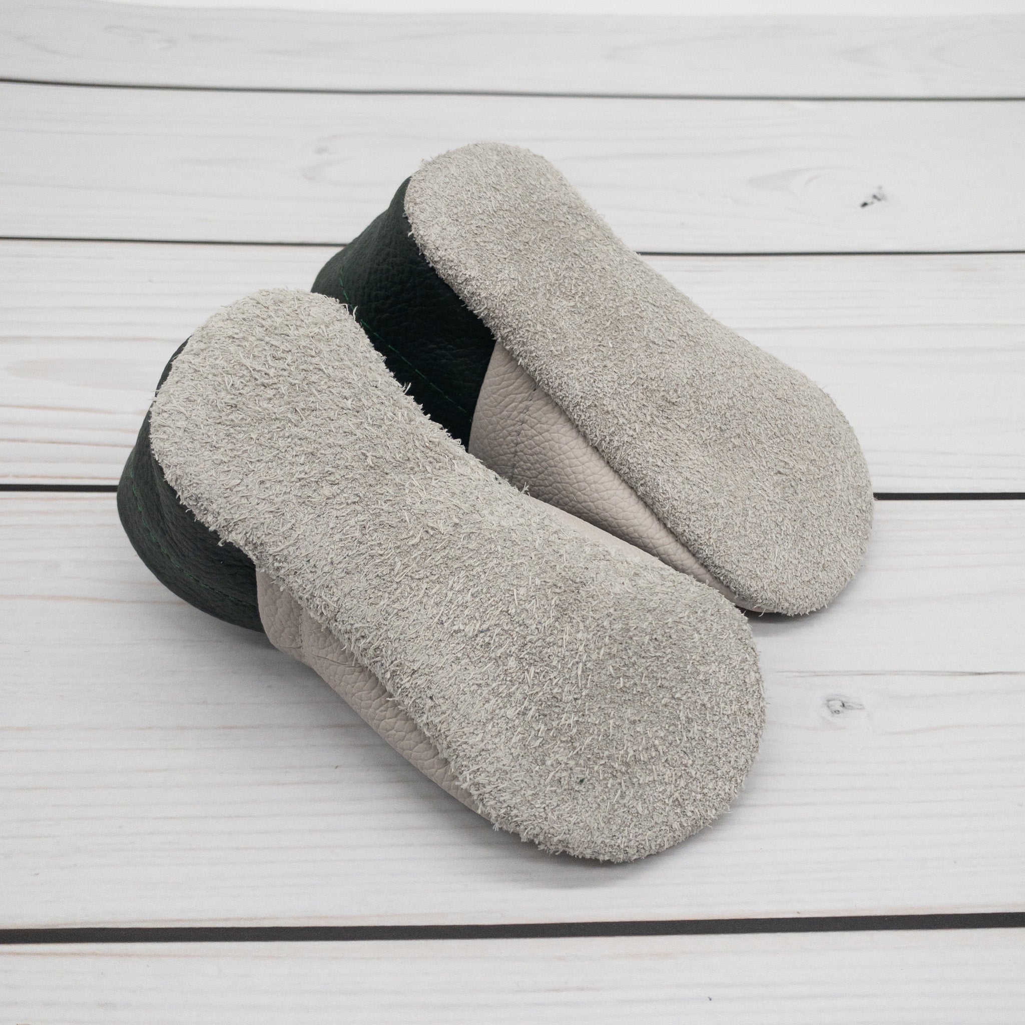 Krabbelschuhe in hellgrau mit Traktor und Name bestickt aus Echtleder