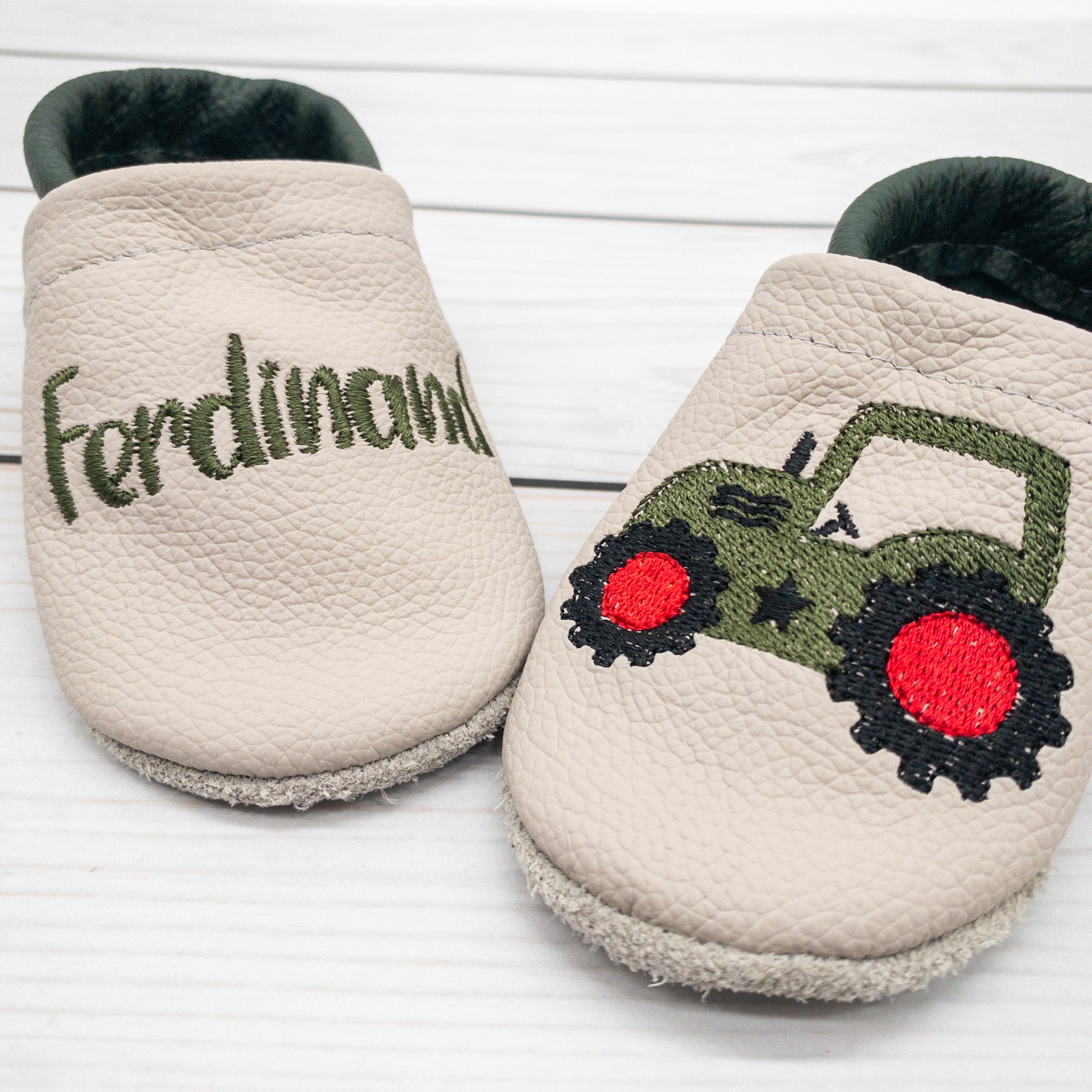 Krabbelschuhe in hellgrau mit Traktor und Name bestickt aus Echtleder