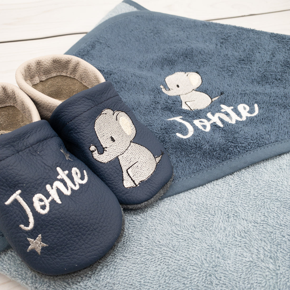 Geschenk-Set Elefant - Kapuzenhandtuch und Krabbelschuhe mit Namen