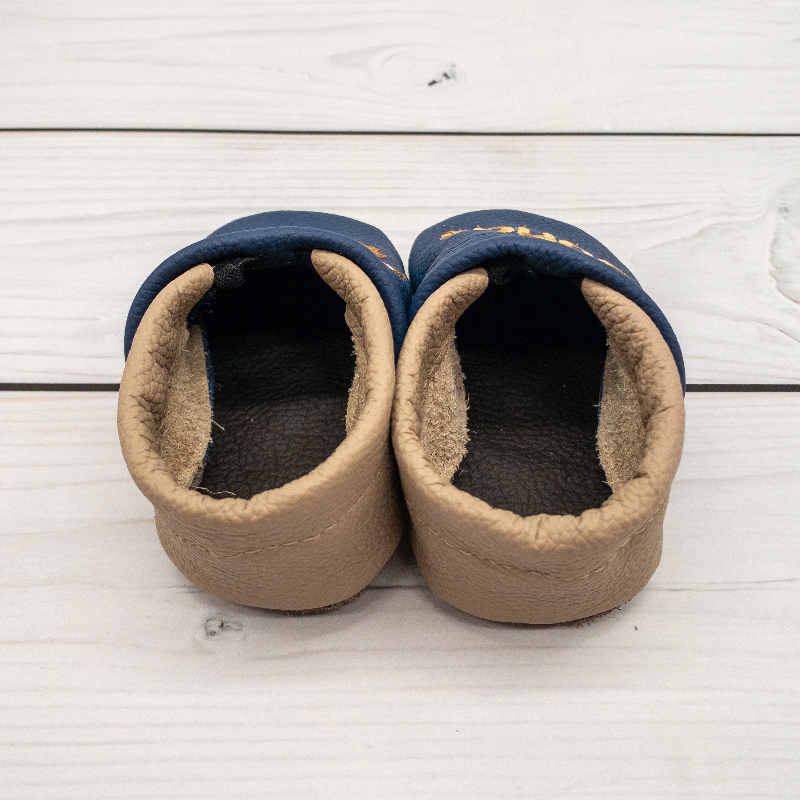 Personalisierte Krabbelschuhe mit Bär - individuell mit Namen bestickt