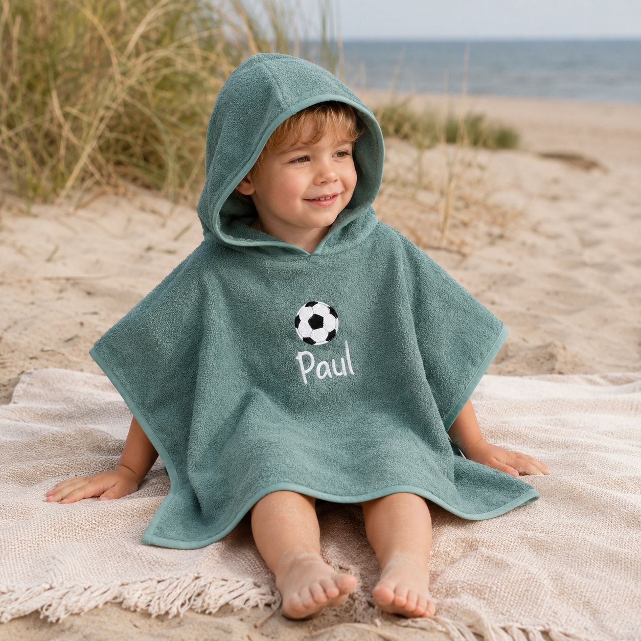 Badeponcho mit Name und Fußball bestickt – Personalisierter Kinderponcho für kleine Fußballfans