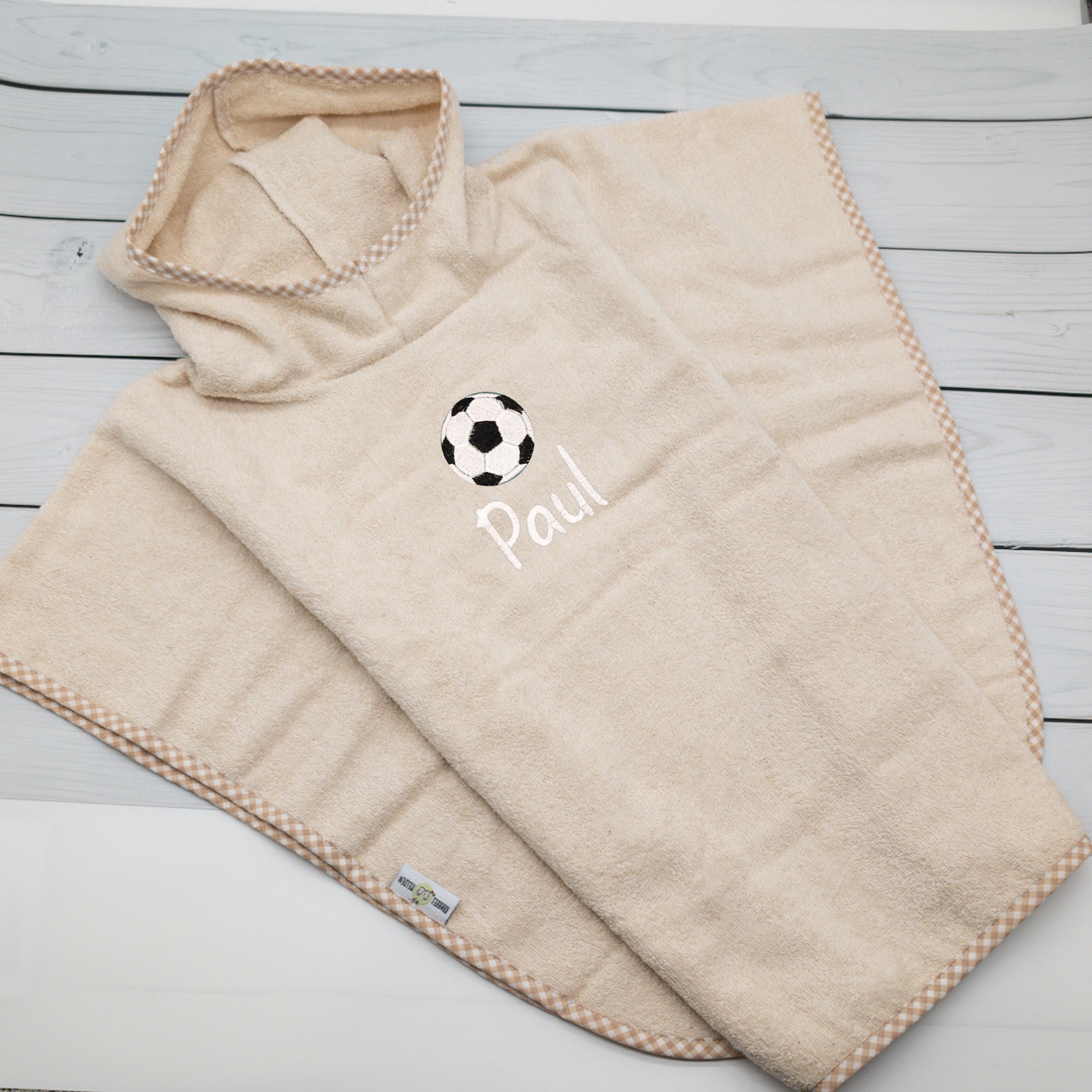 Badeponcho mit Name und Fußball bestickt – Personalisierter Kinderponcho für kleine Fußballfans