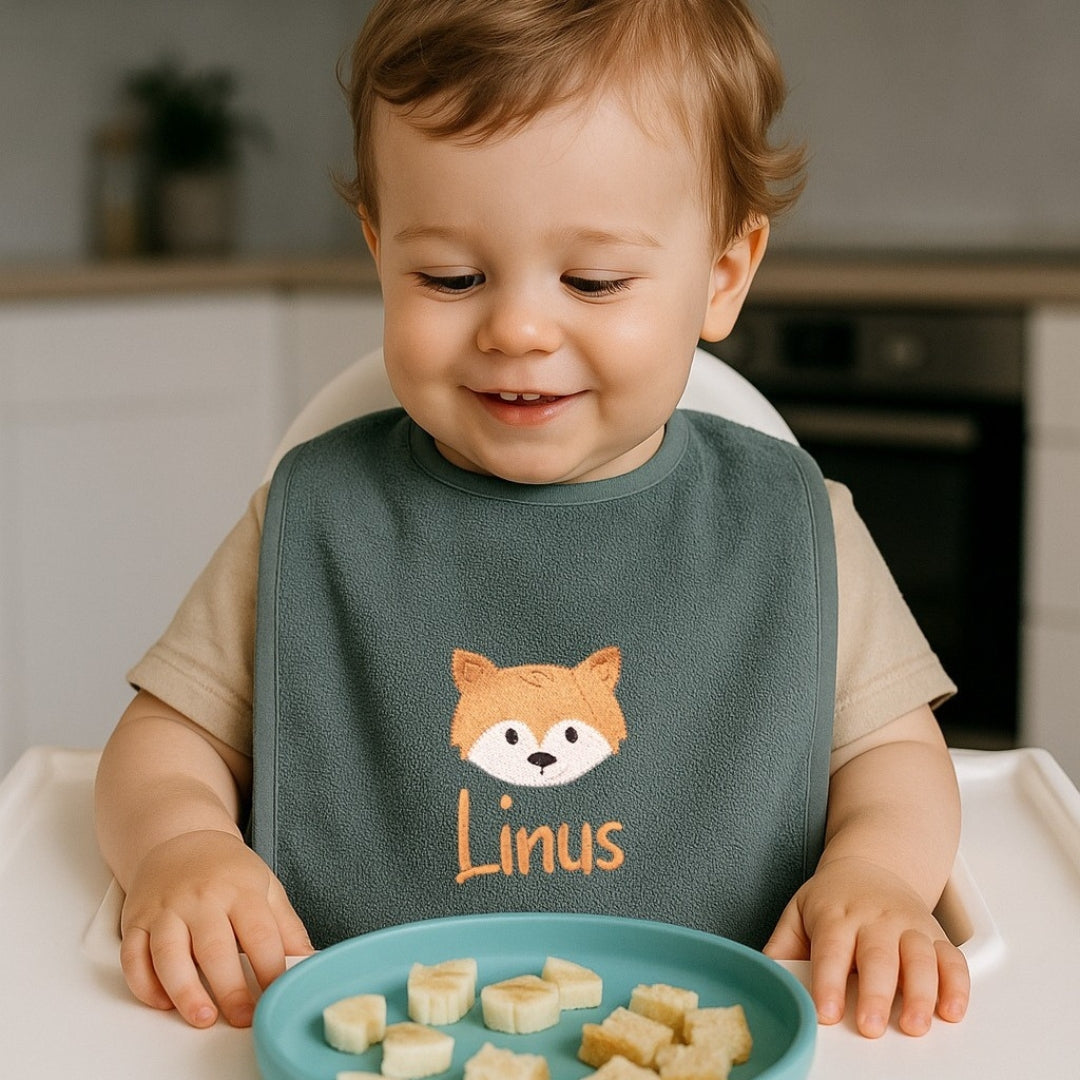 Lätzchen aus Frottee in beere mit Reh und Name personalisiert