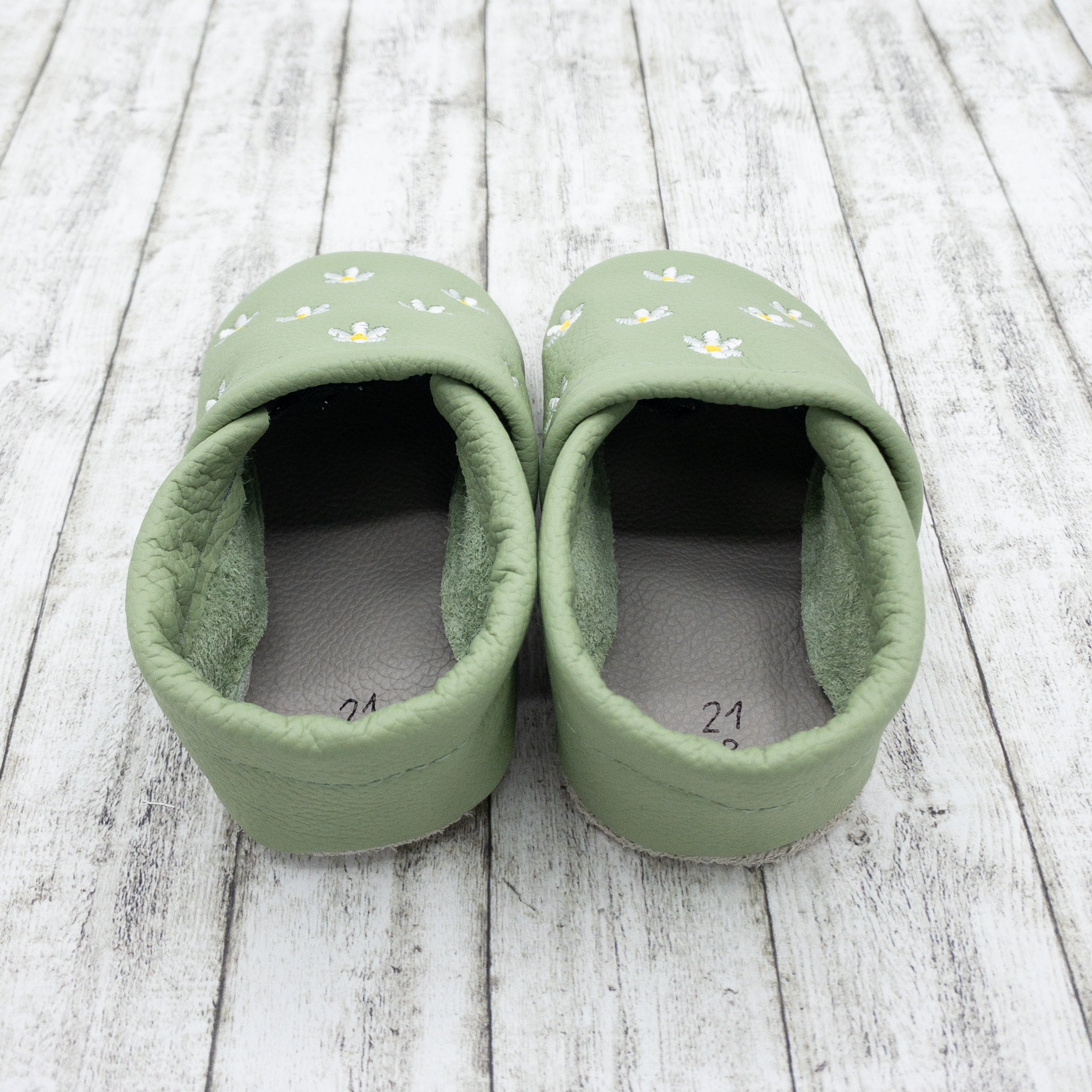 Personalisierte Krabbelschuhe mit Blumen in dustygreen und Namen bestickt aus Echtleder