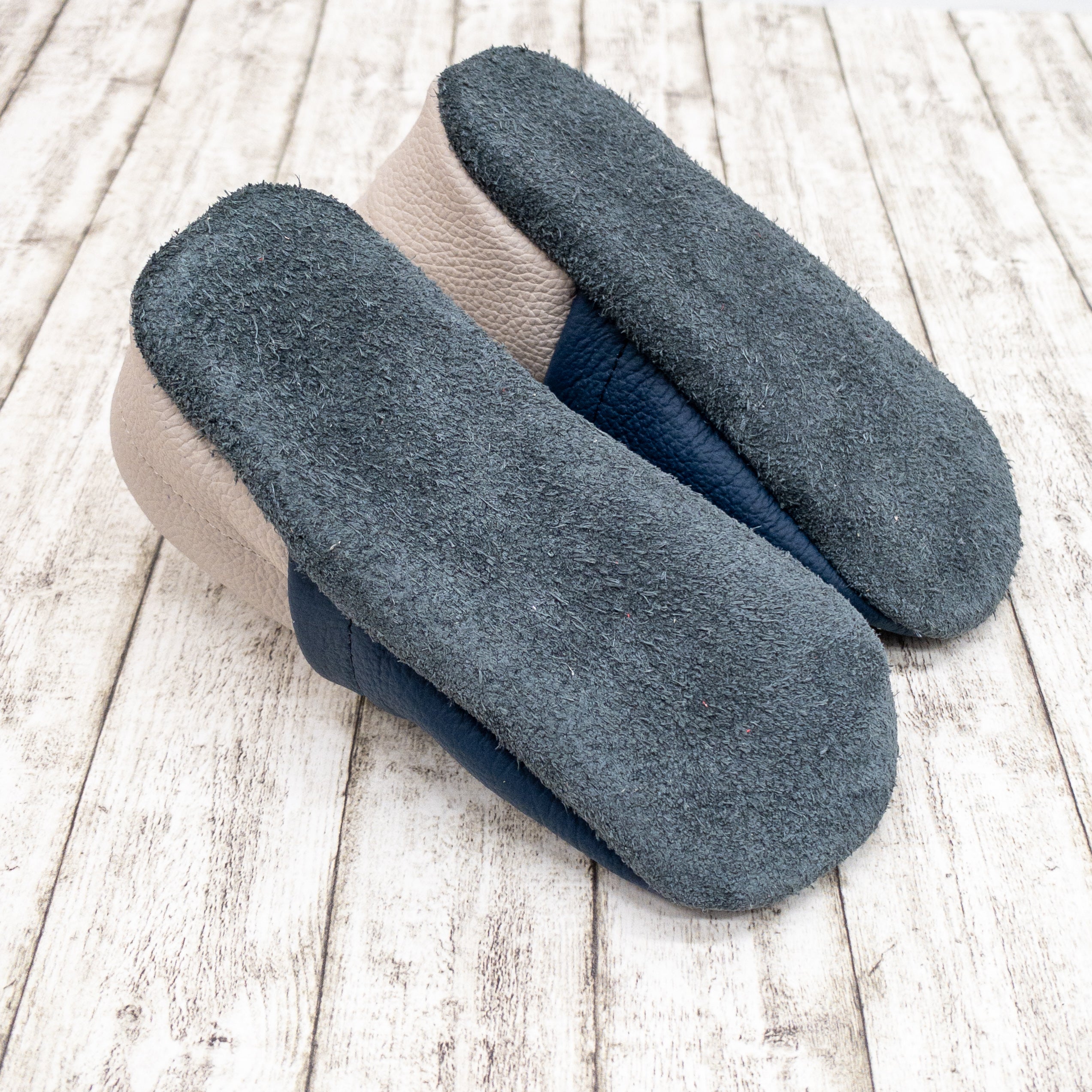 Krabbelschuhe in dunkelblau mit Bagger und Name bestickt aus Echtleder