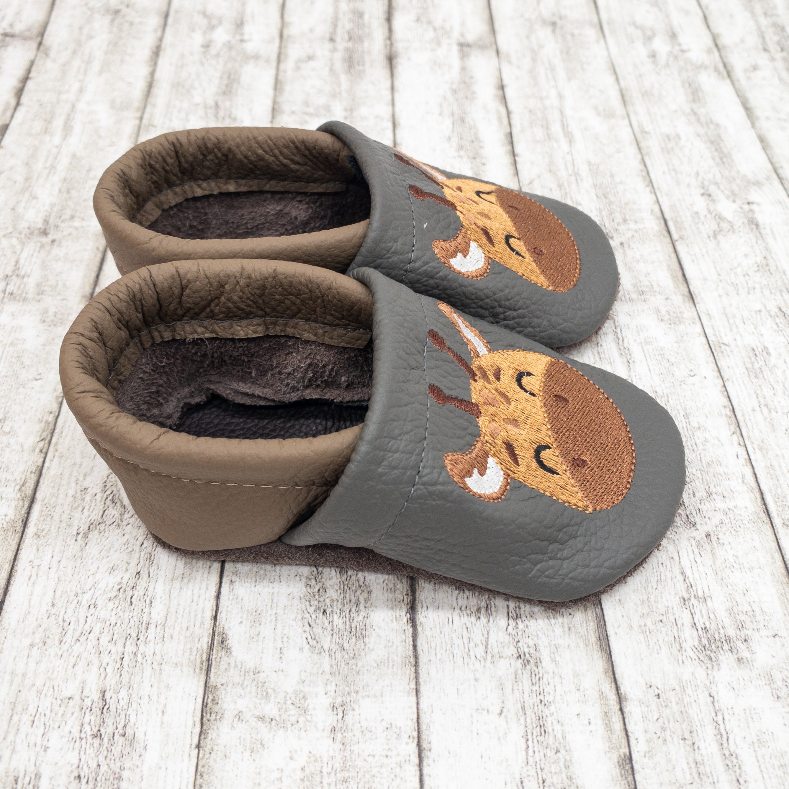 Krabbelschuhe mit Giraffe und Name bestickt